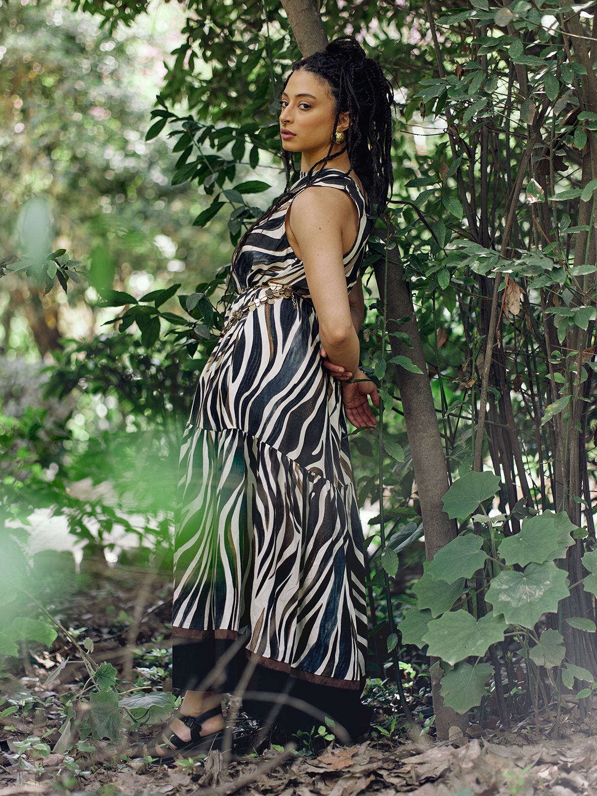 Zebra print φόρεμα με βολάν & contrast ρίγες και φαρδιά σκουλαρίκια κρίκοι