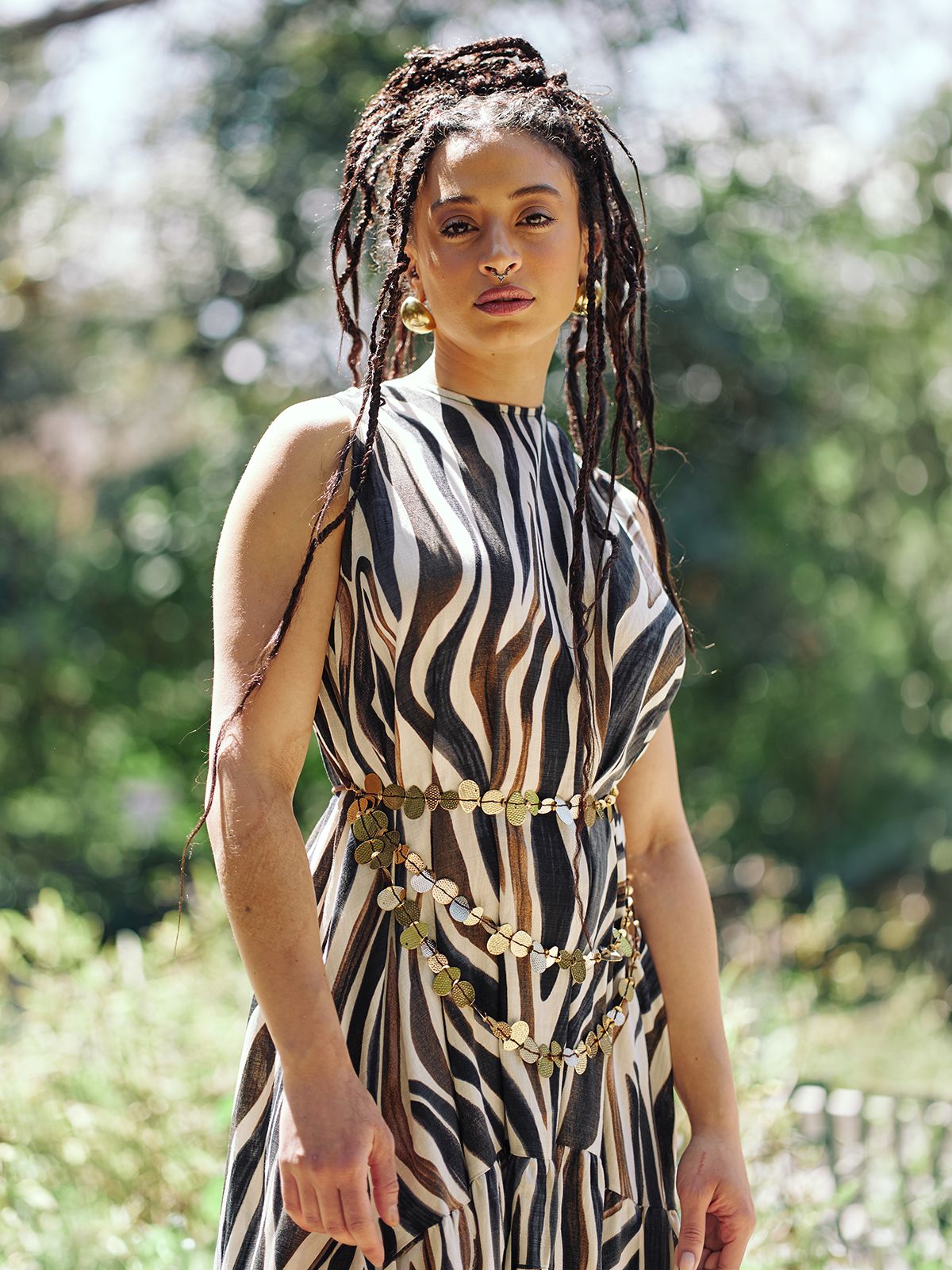 Zebra print φόρεμα με βολάν & contrast ρίγες και φαρδιά σκουλαρίκια κρίκοι