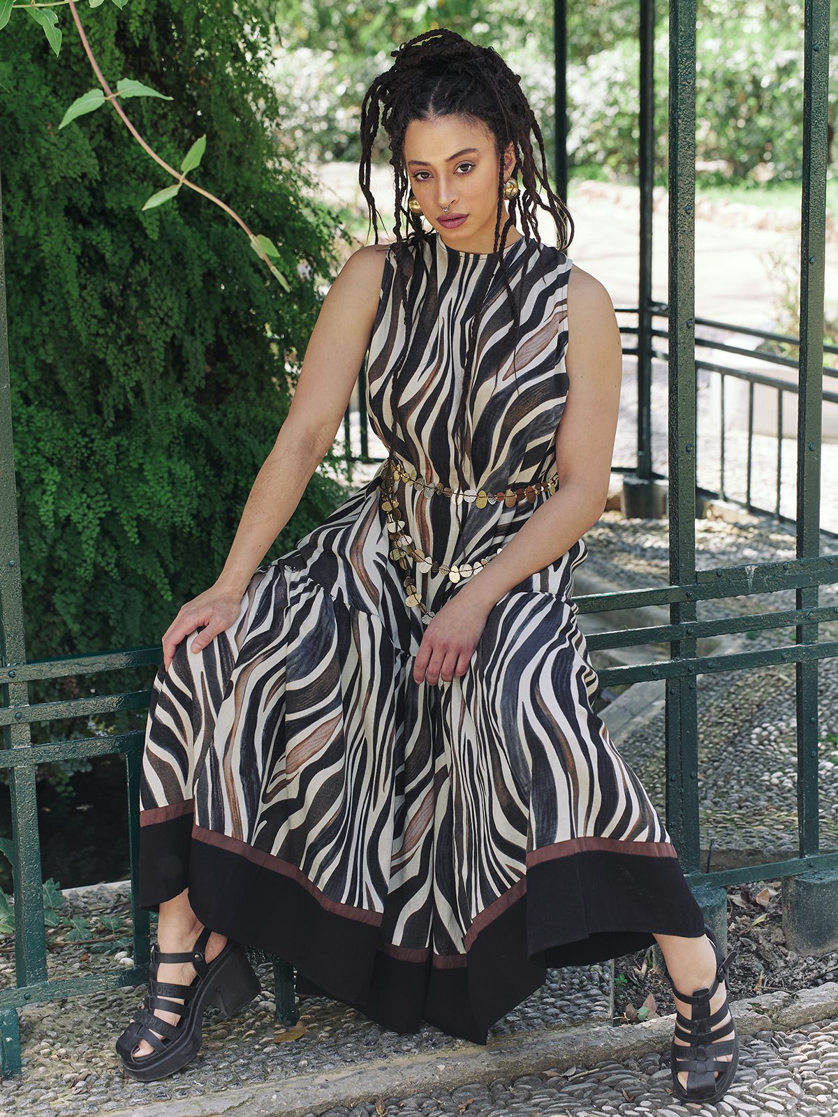 Zebra print φόρεμα με βολάν & contrast ρίγες και φαρδιά σκουλαρίκια κρίκοι
