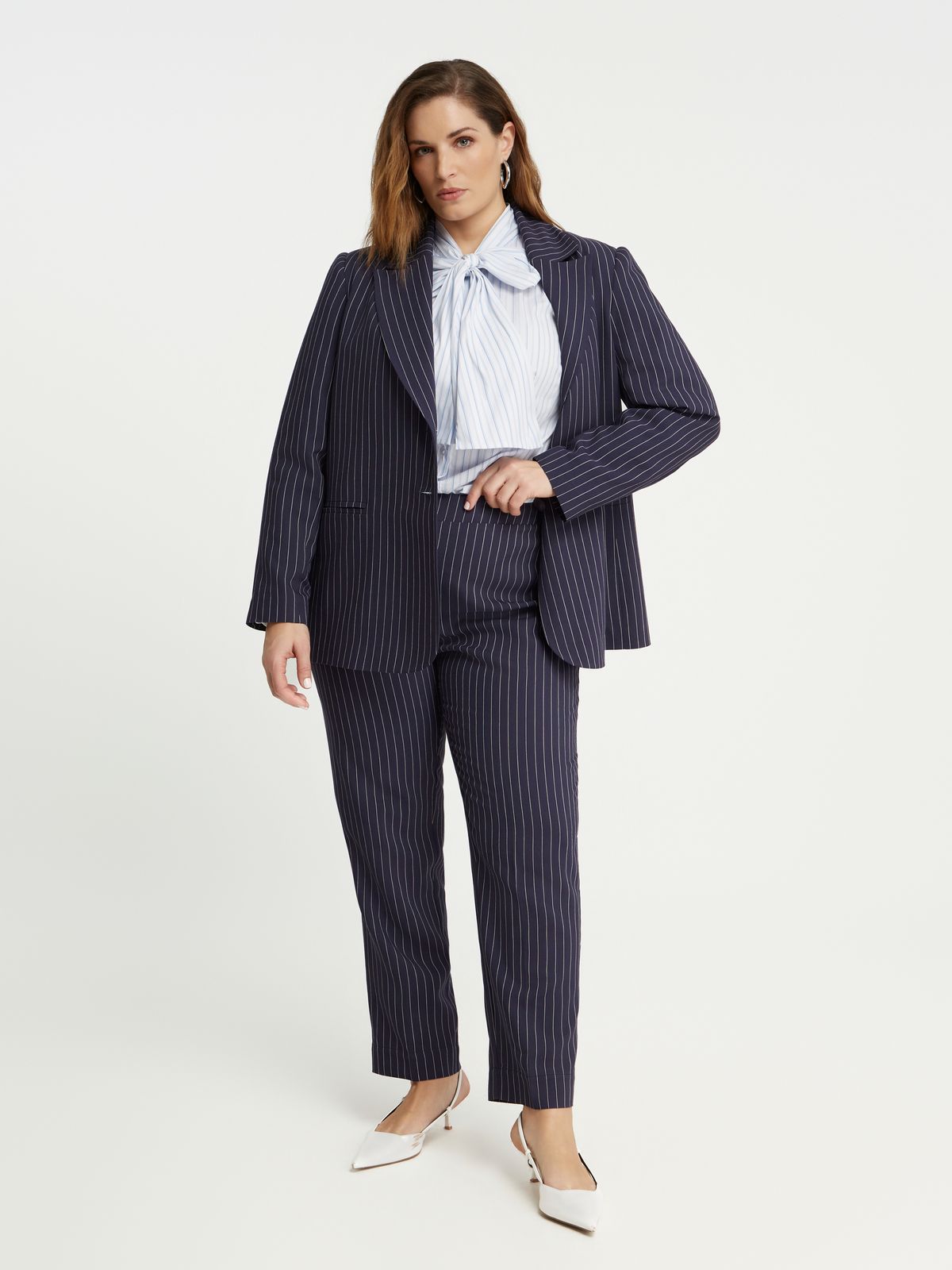 Tailored ριγέ σακάκι, παντελόνι ριγέ και πουκάμισο με δέσιμο στη λαιμόκοψη