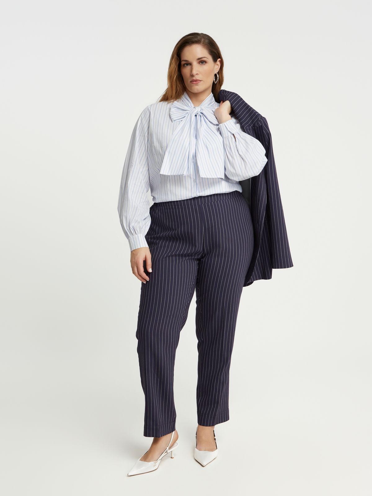 Tailored ριγέ σακάκι, παντελόνι ριγέ και πουκάμισο με δέσιμο στη λαιμόκοψη