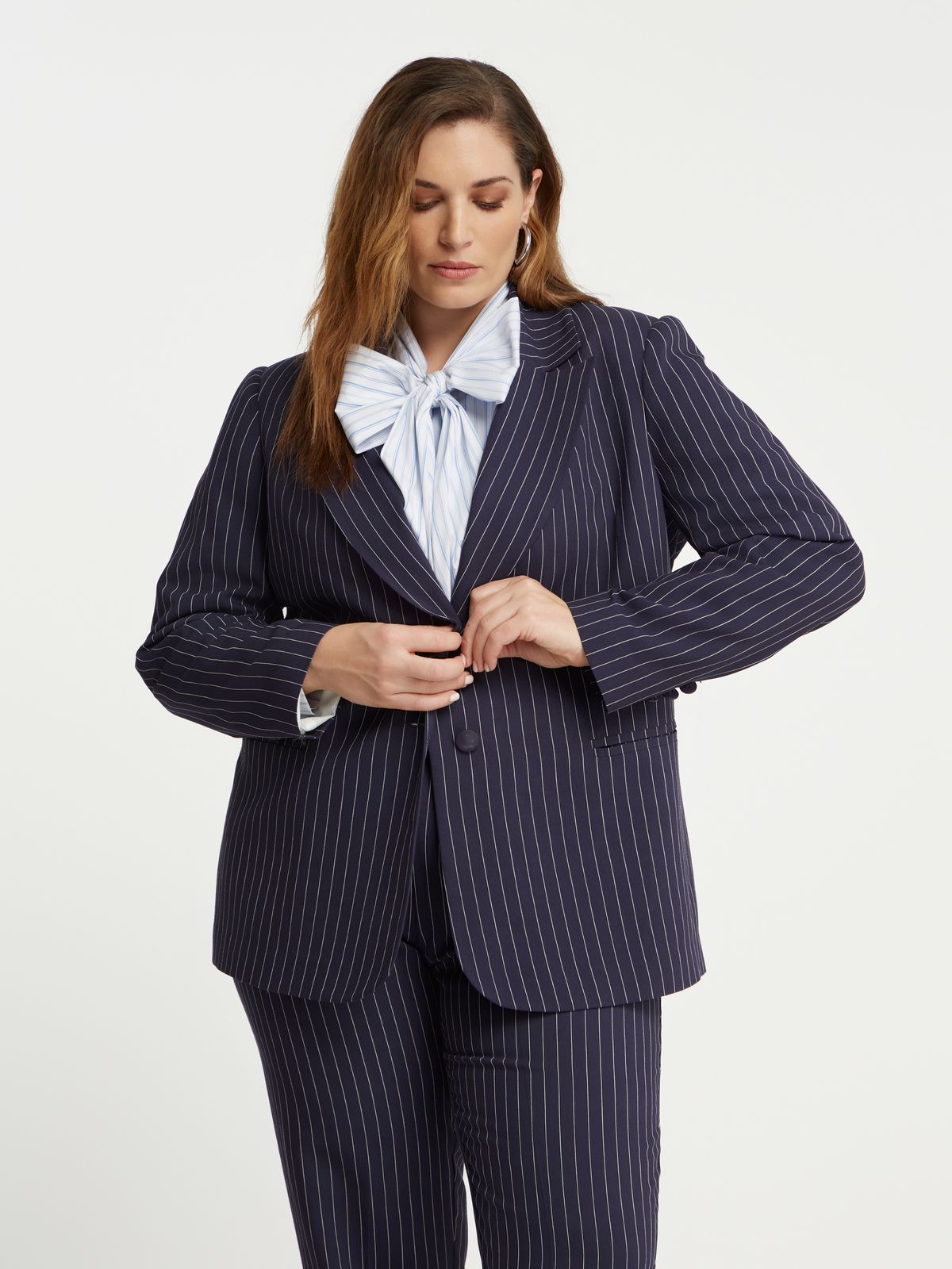 Tailored ριγέ σακάκι, παντελόνι ριγέ και πουκάμισο με δέσιμο στη λαιμόκοψη