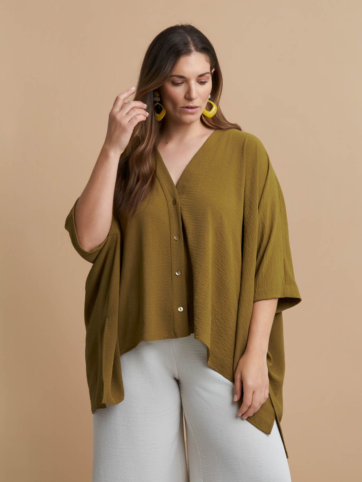 Airwashed crepe V-neck shirt with dipped sides
