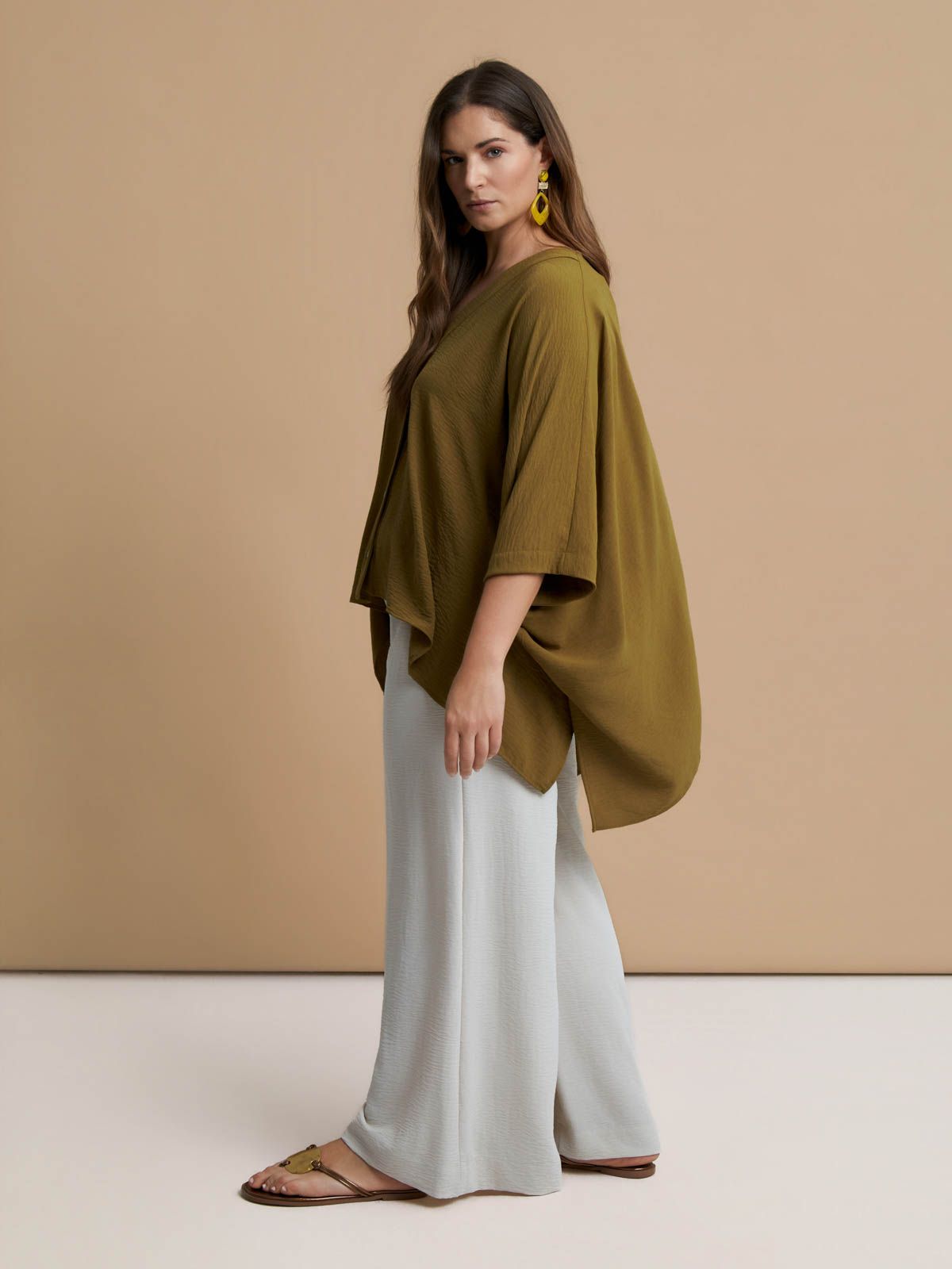 Airwashed crepe V-neck shirt with dipped sides