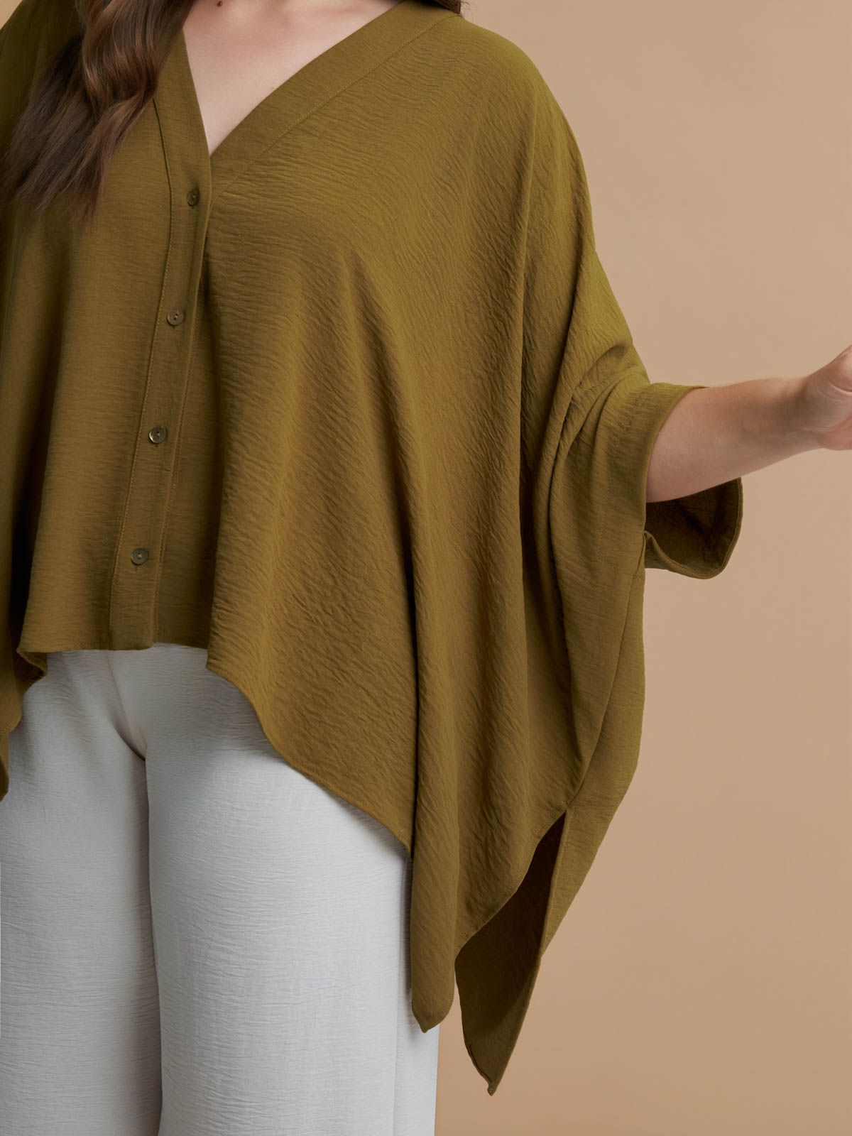 Airwashed crepe V-neck shirt with dipped sides