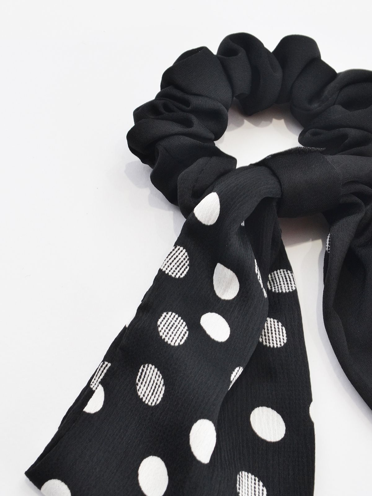 Scrunchie σατέν με πουά φιόγκο
