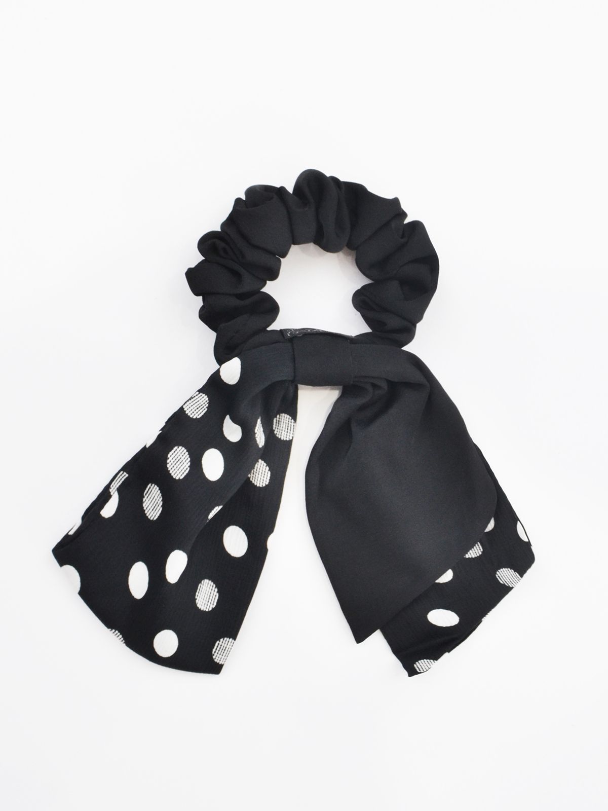 Scrunchie σατέν με πουά φιόγκο