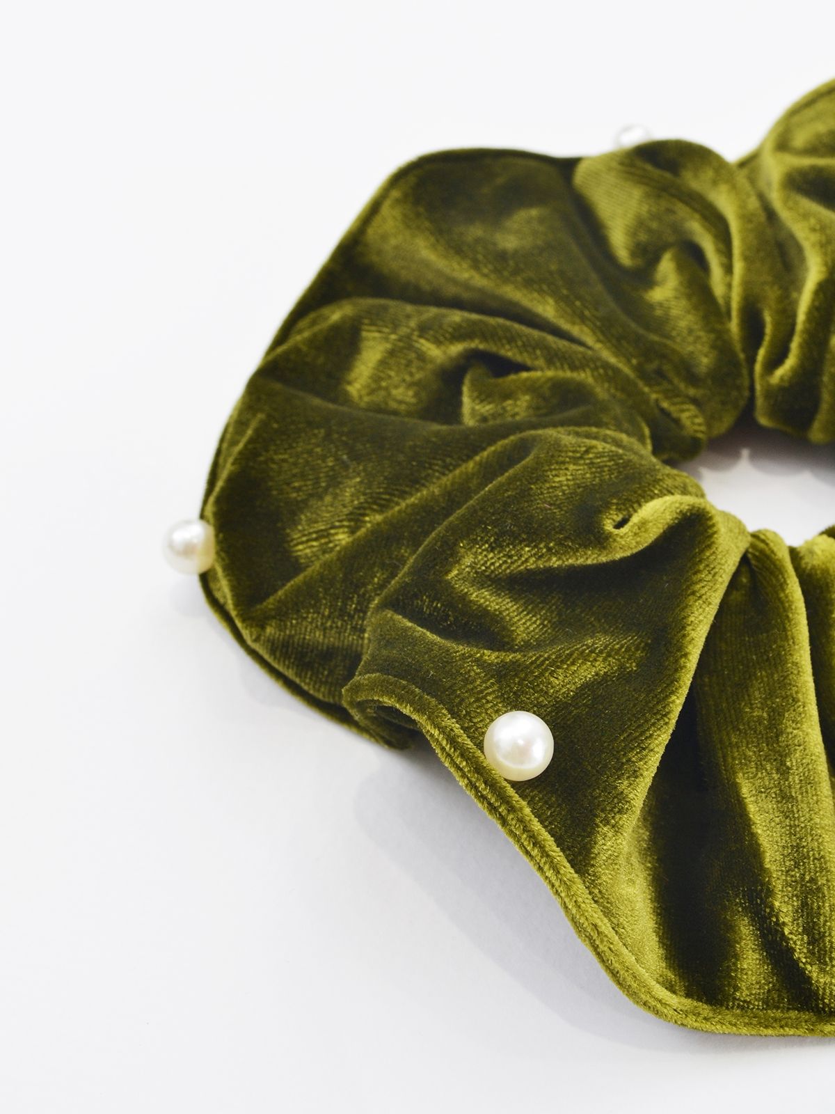 Velvet scrunchie with pearls
