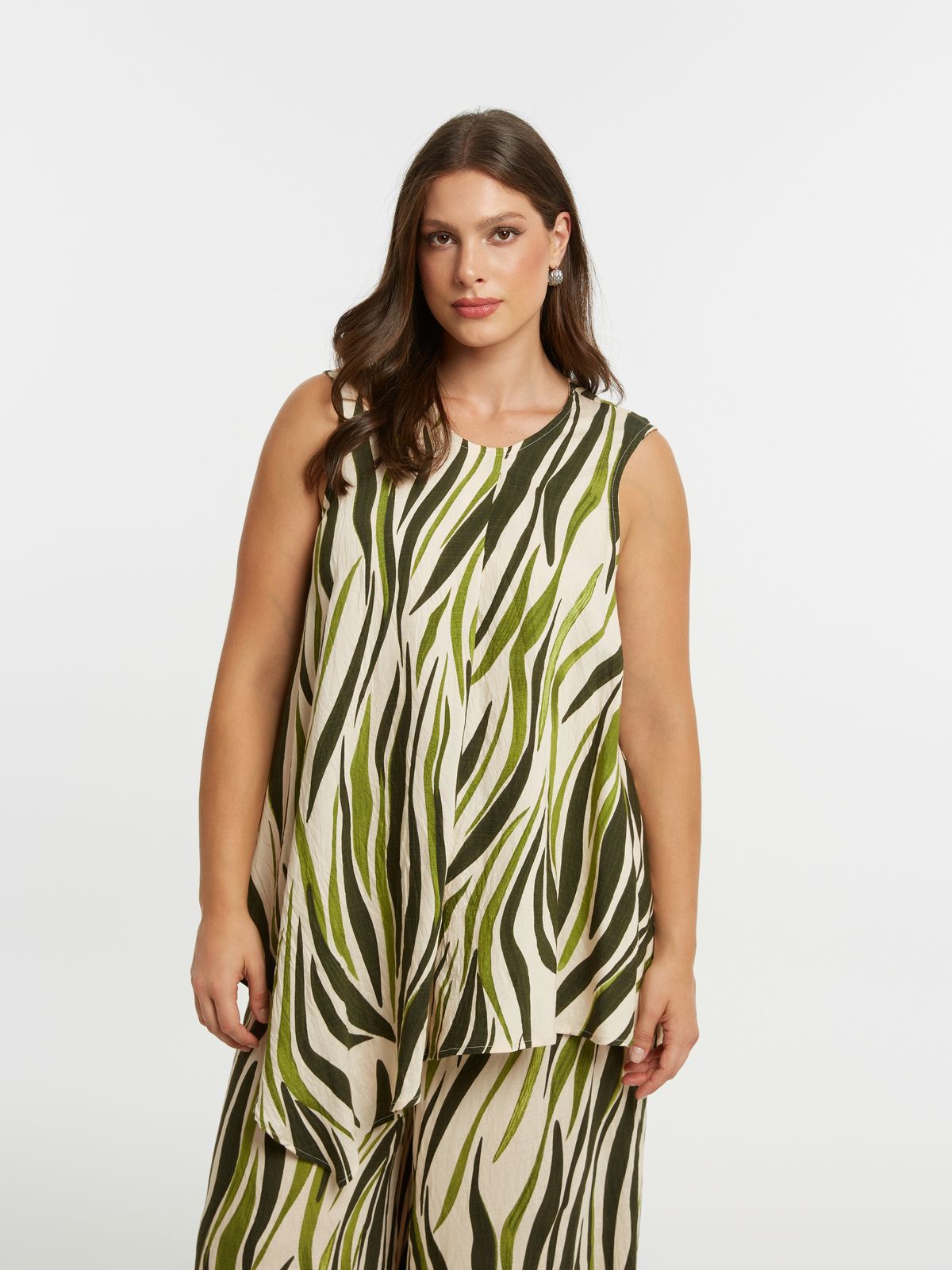 Asymmetric sleeveless viscose top in tropical print