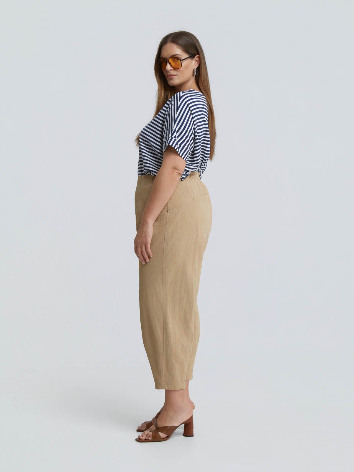 Barrel pants with elastic waist