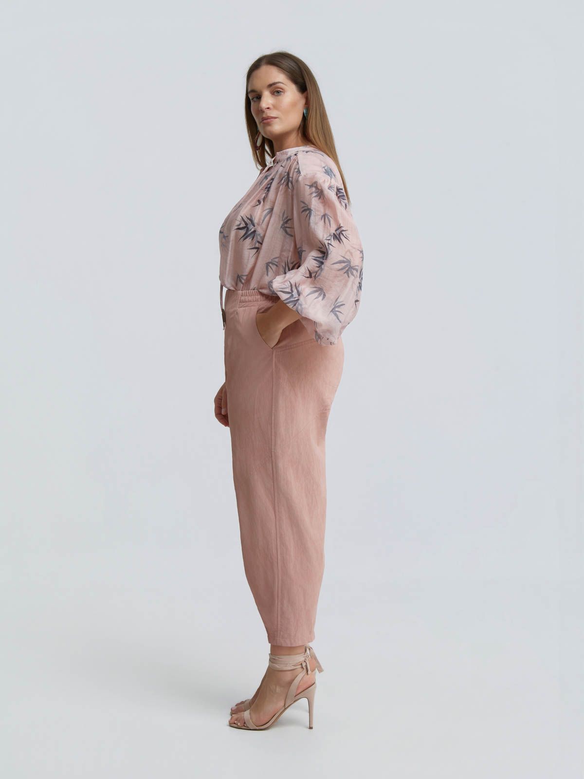 Barrel pants with elastic waist