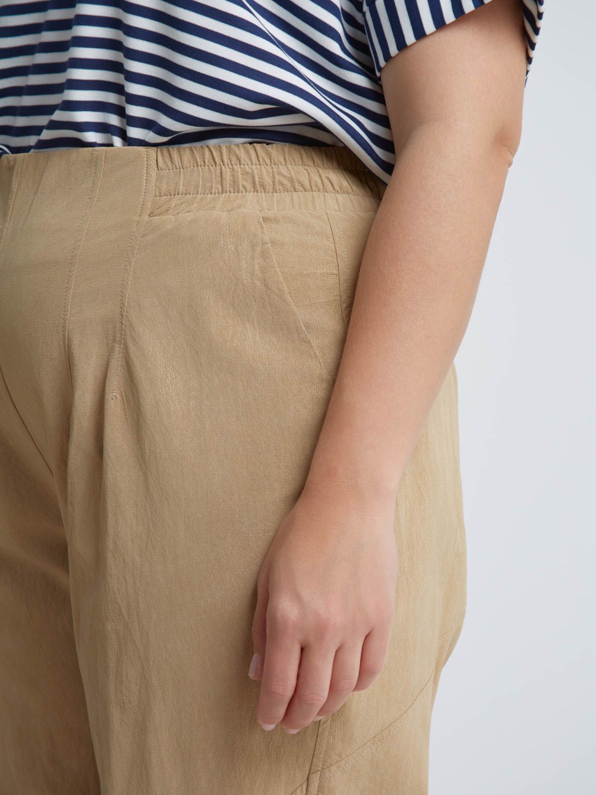 Barrel pants with elastic waist