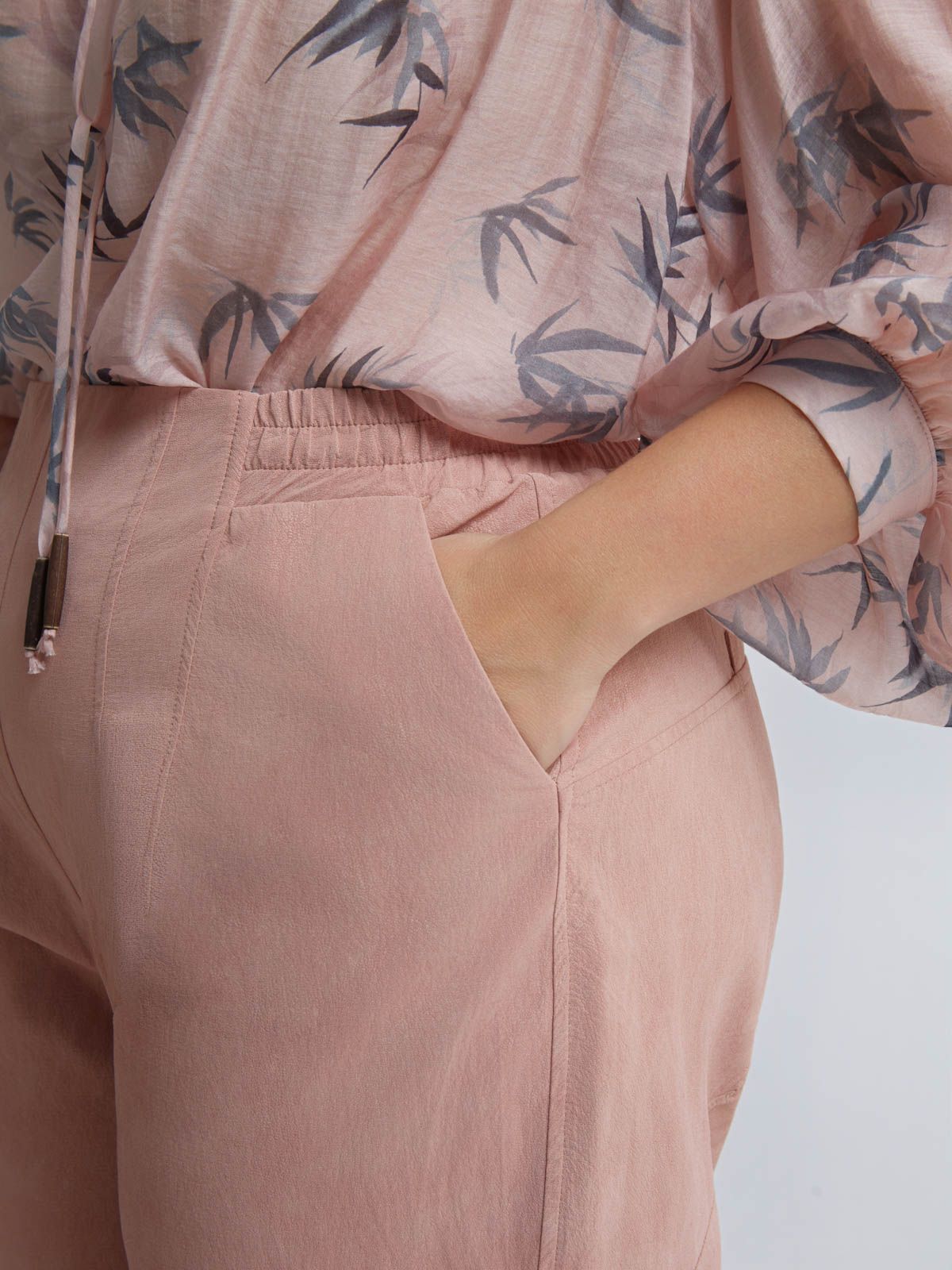 Barrel pants with elastic waist