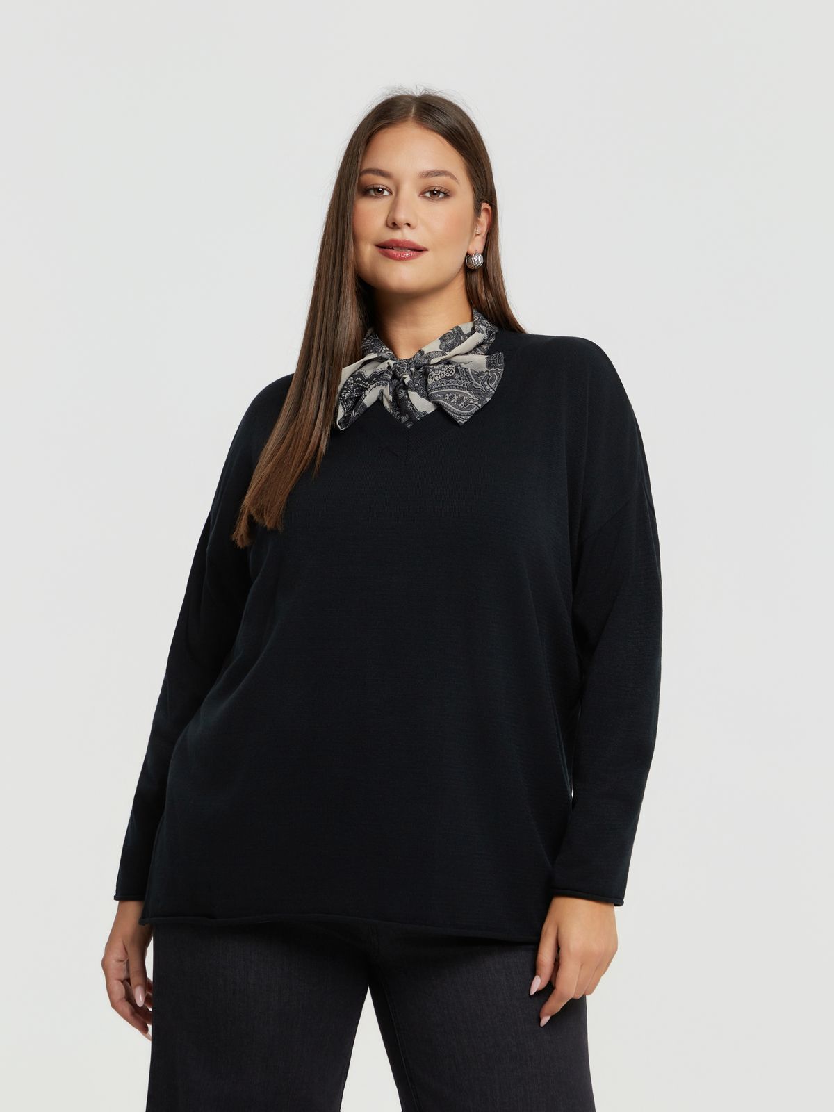 Basic knit V-neck jumper