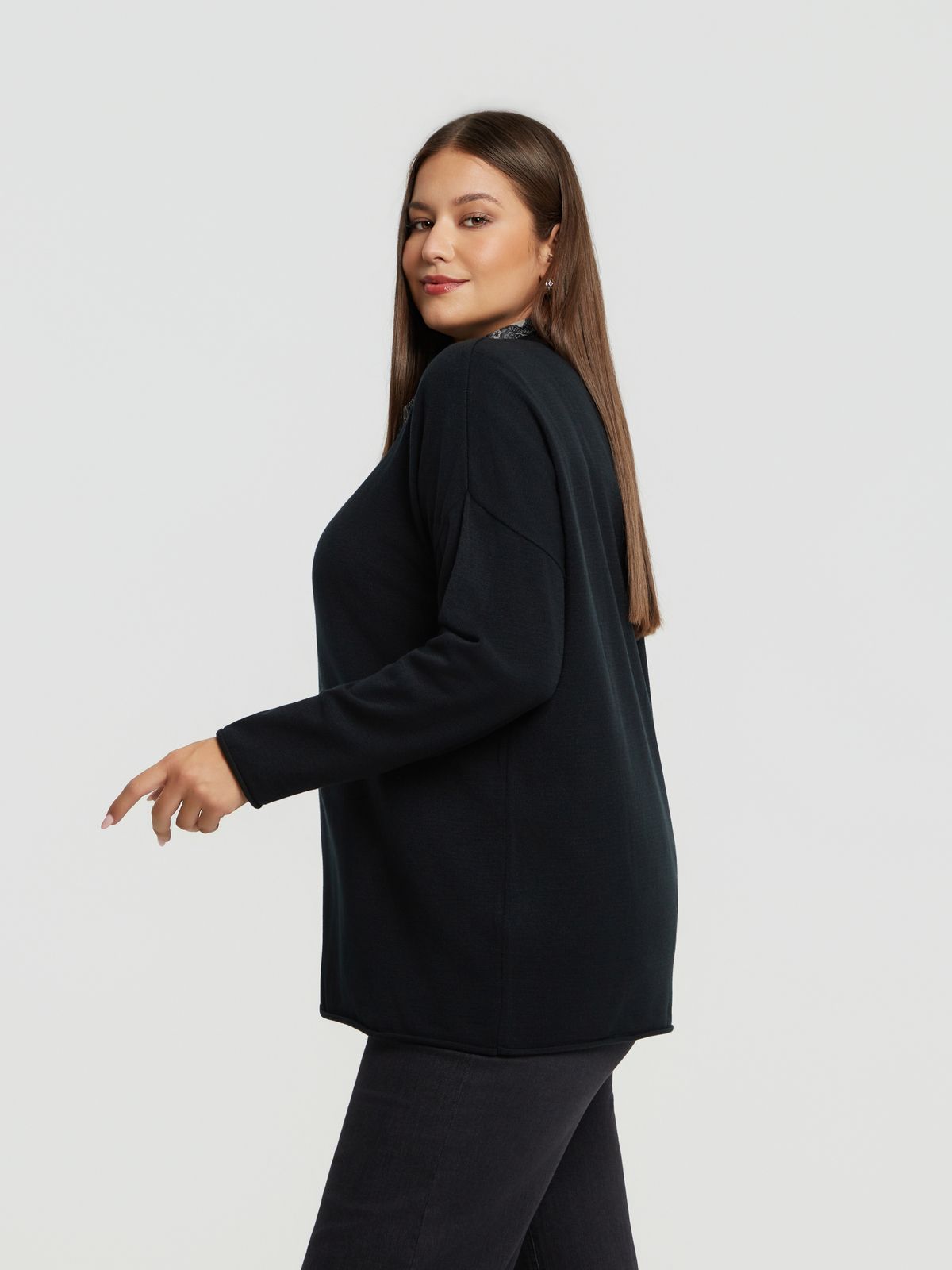 Basic knit V-neck jumper