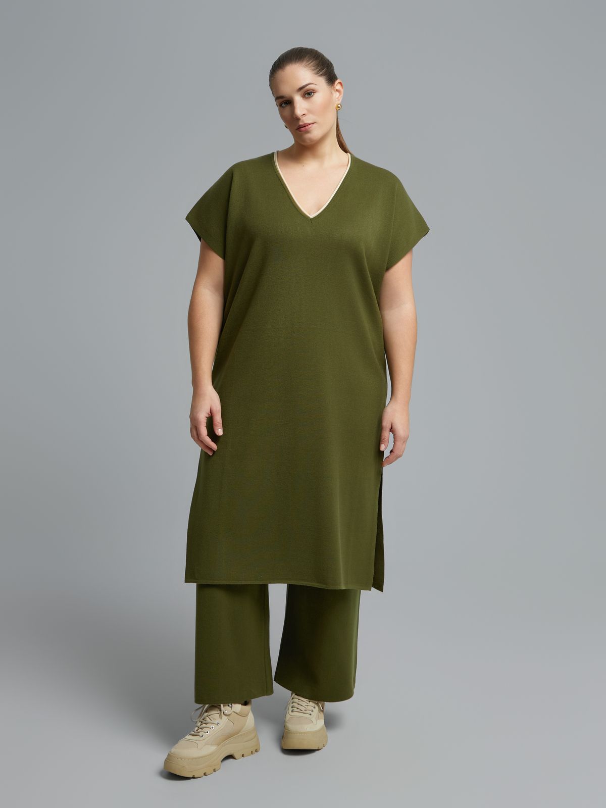 Contrast trim knit tunic