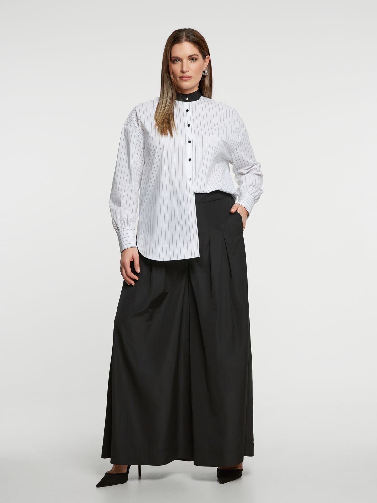 Contrasting collar geometric striped shirt