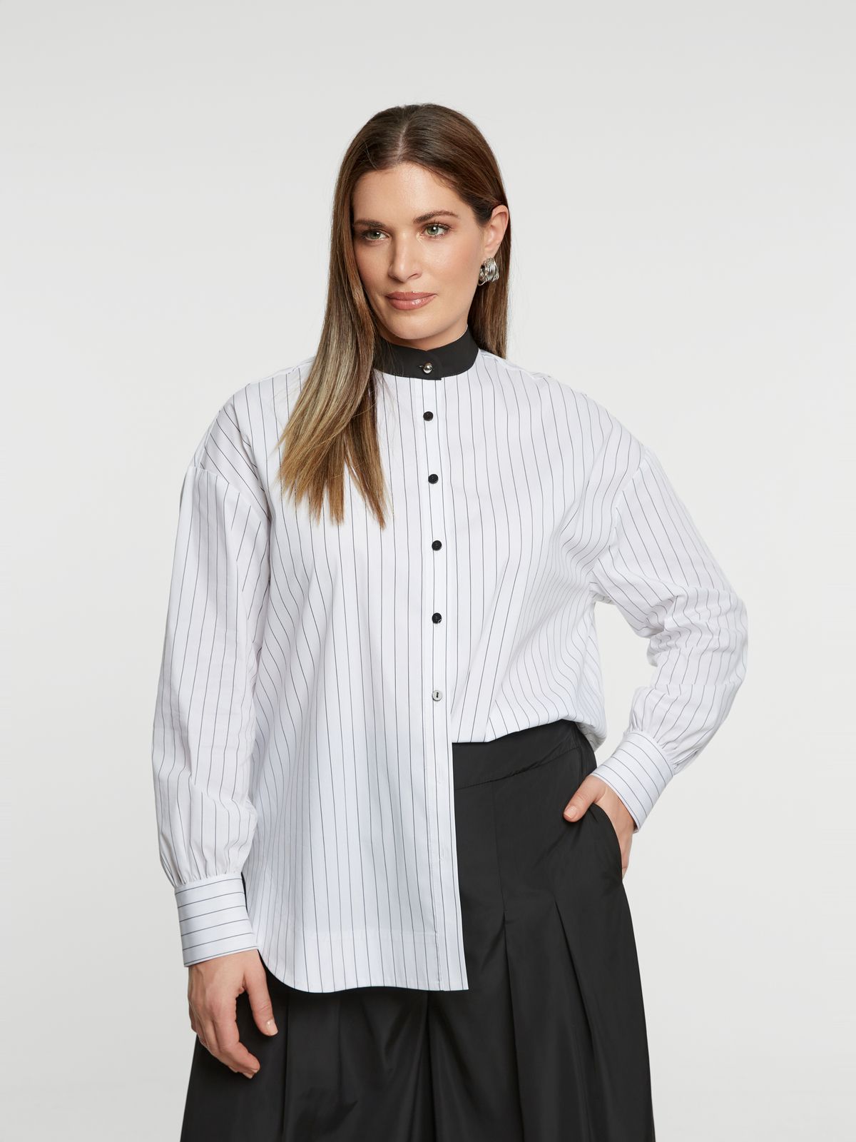 Contrasting collar geometric striped shirt