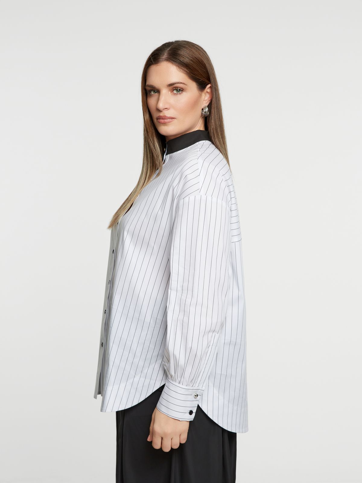 Contrasting collar geometric striped shirt
