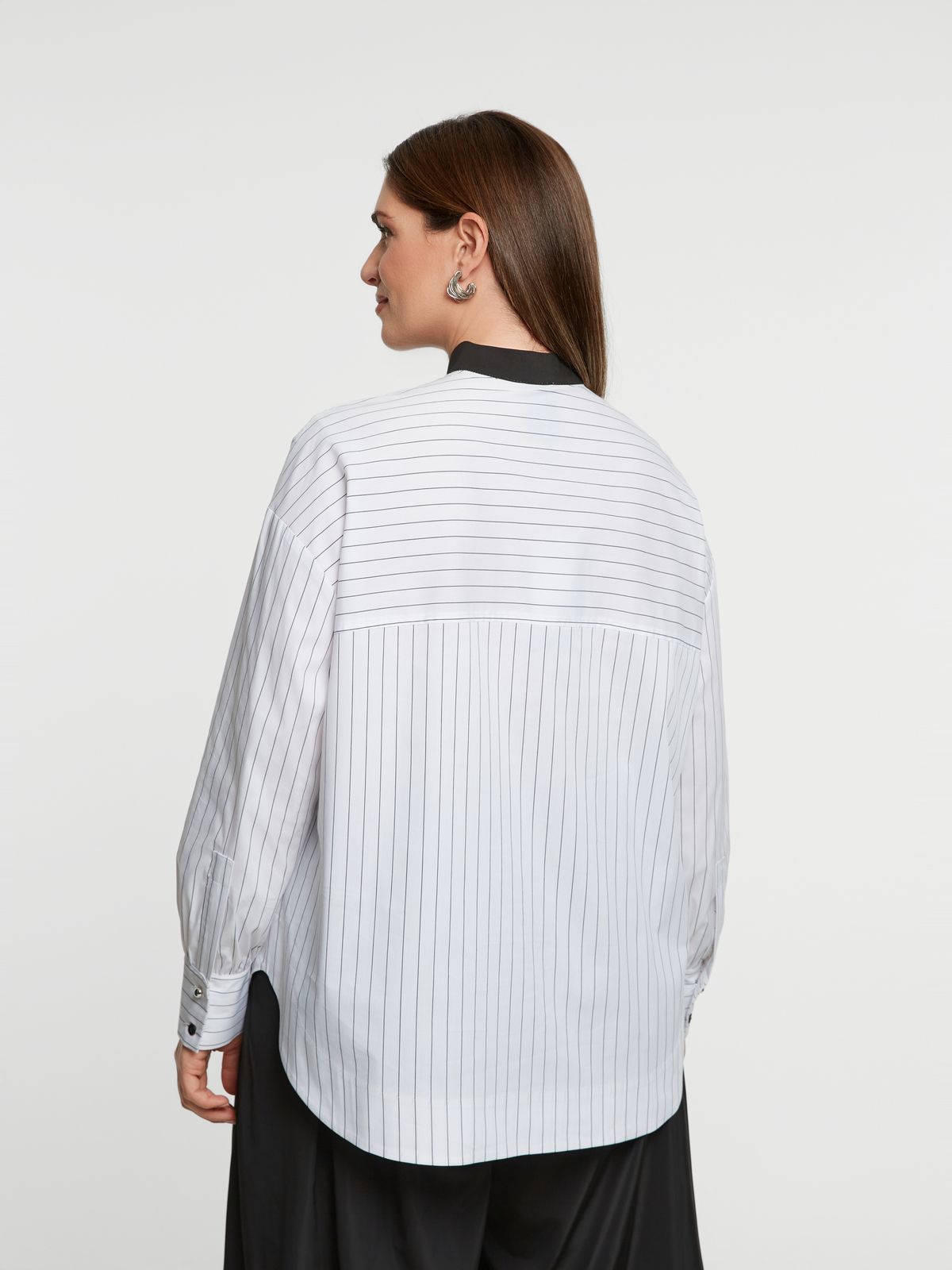 Contrasting collar geometric striped shirt