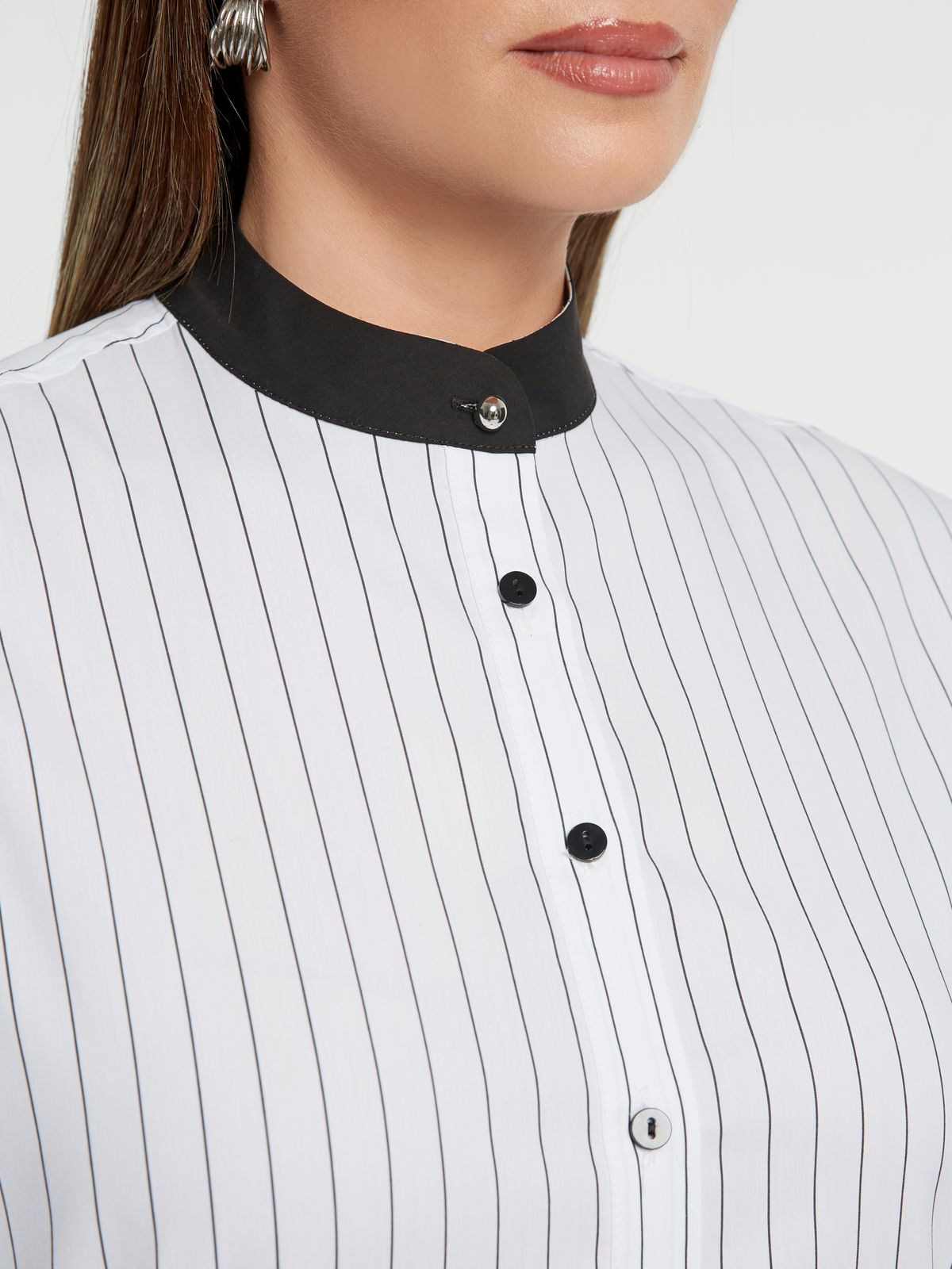 Contrasting collar geometric striped shirt
