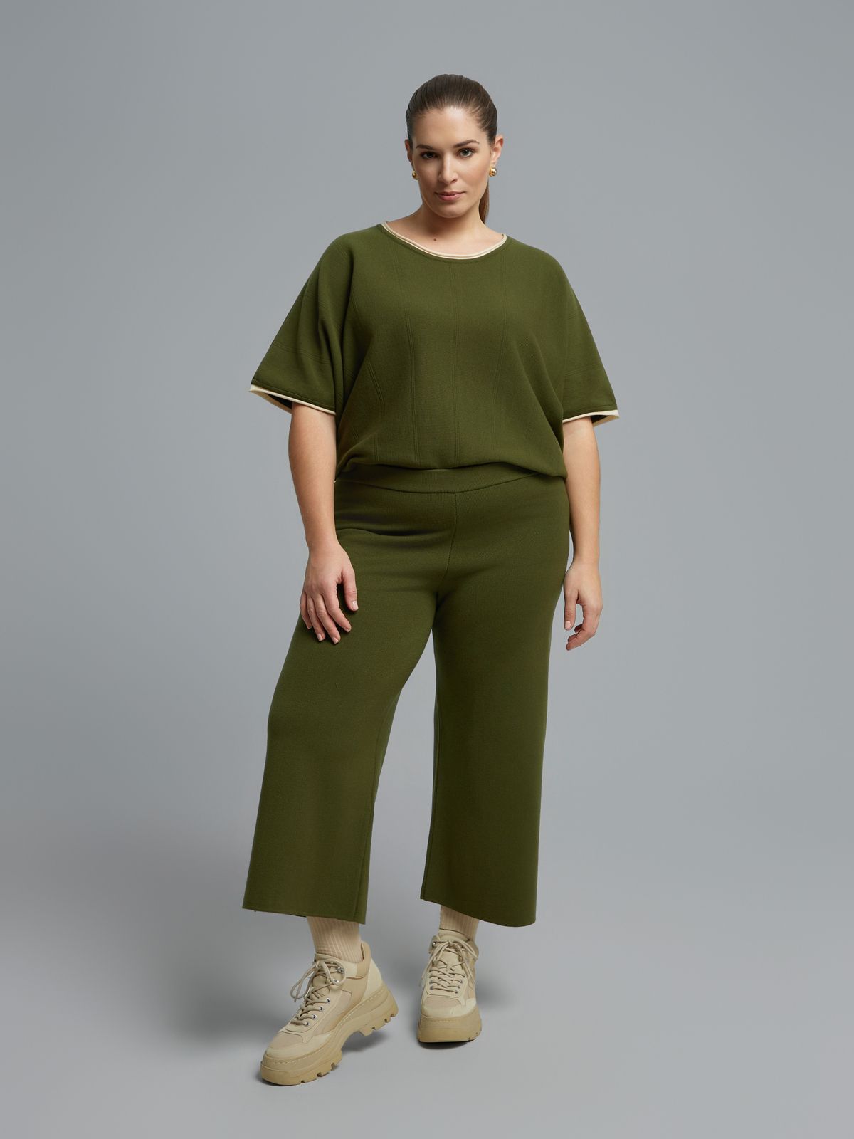 Cropped knit trousers with contrast details