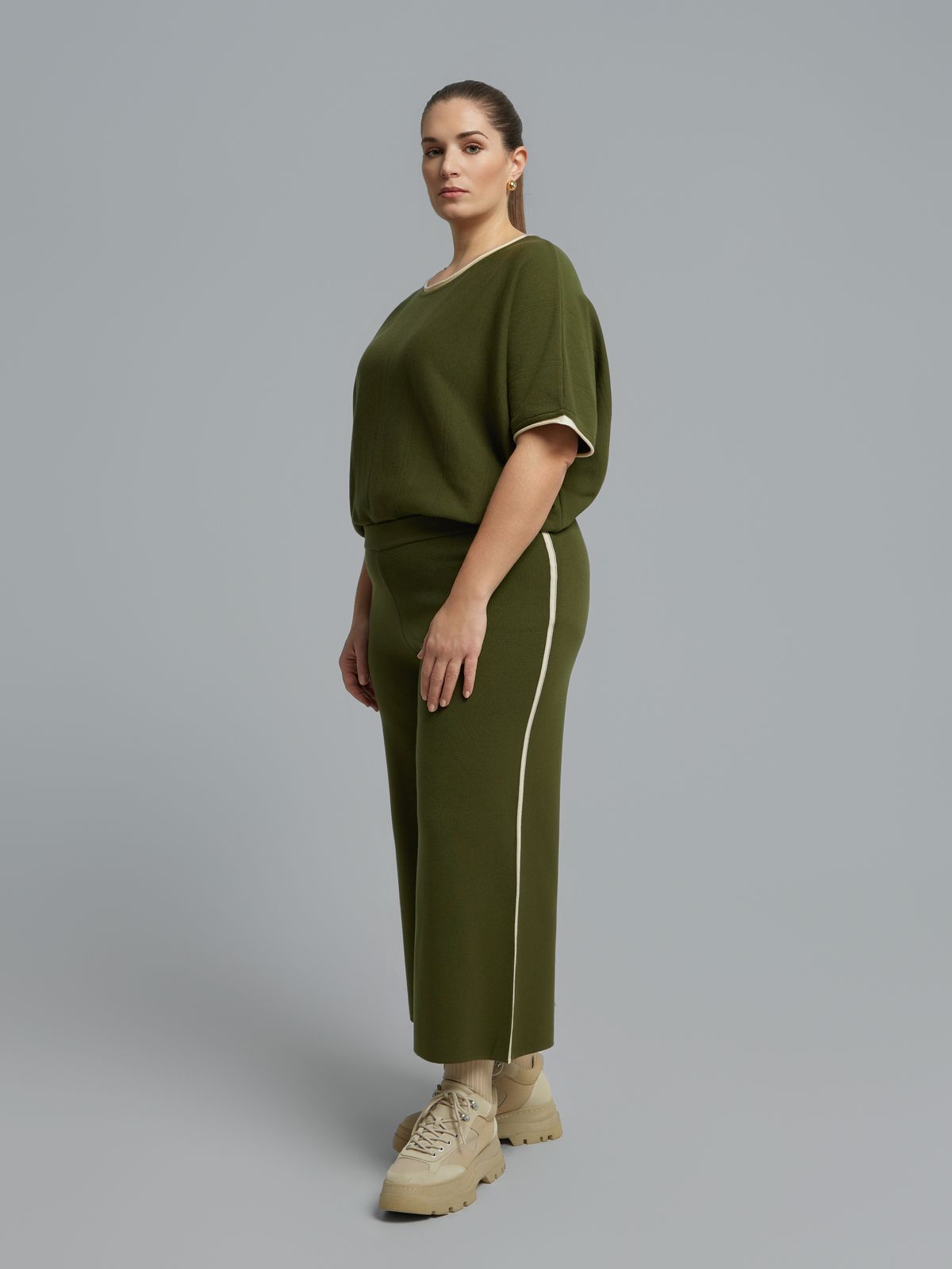 Cropped knit trousers with contrast details