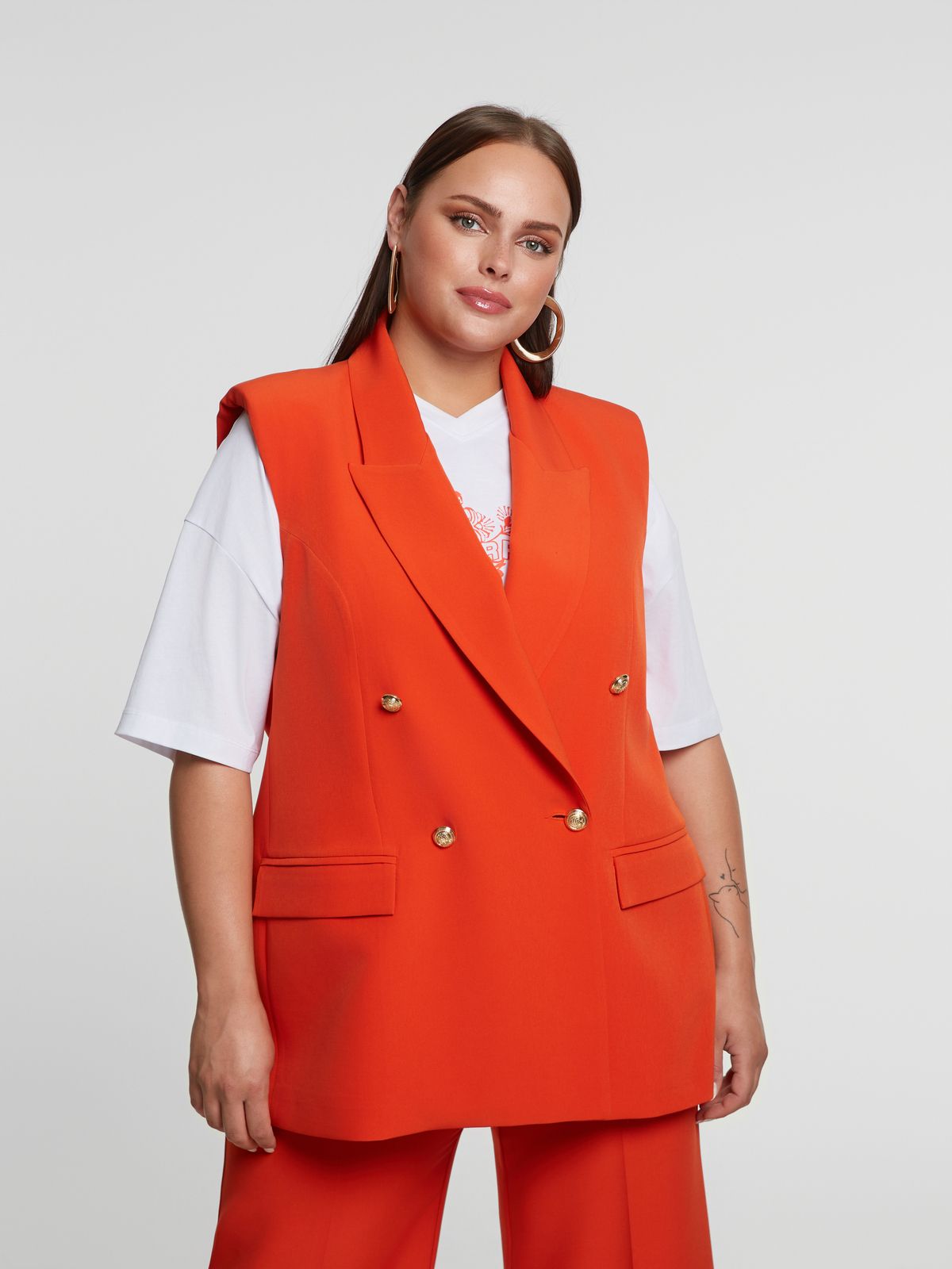 Double-breasted sleeveless blazer with structured lapels