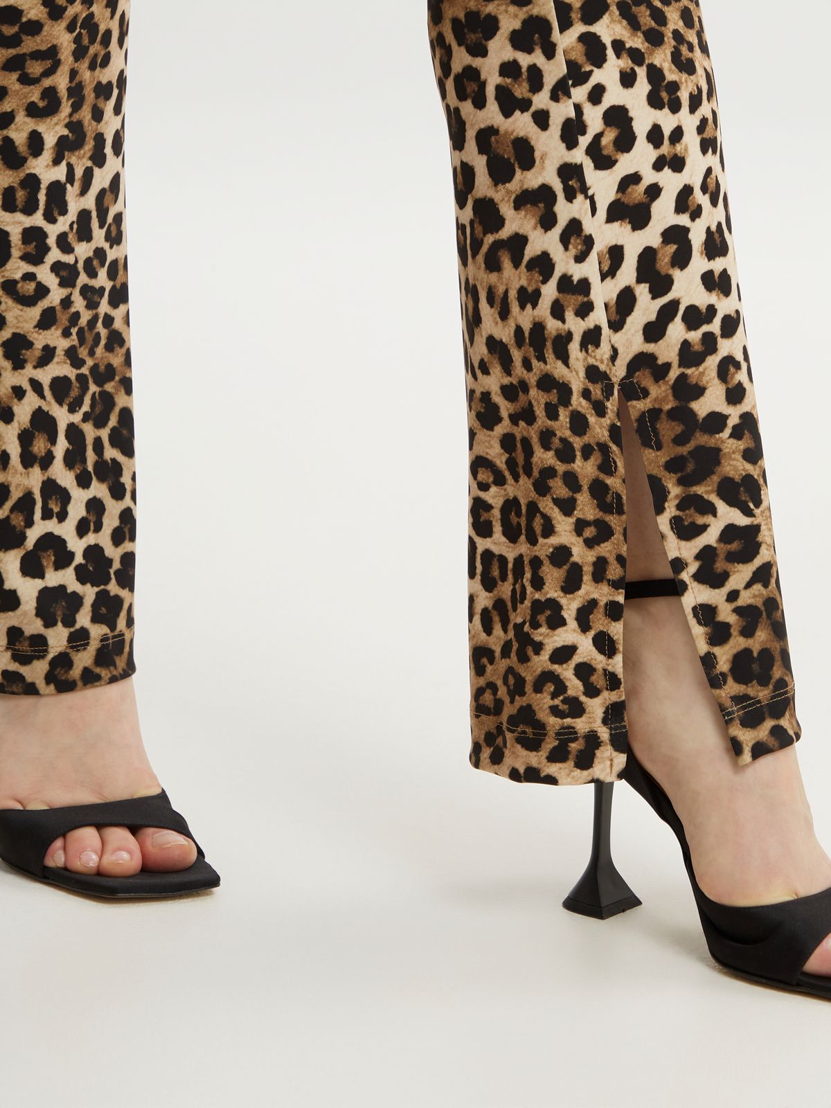 Elastic pants in leopard print