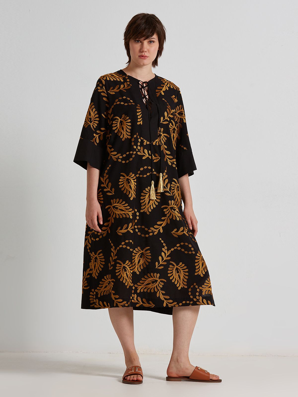 Embroidered cotton lace-up kaftan