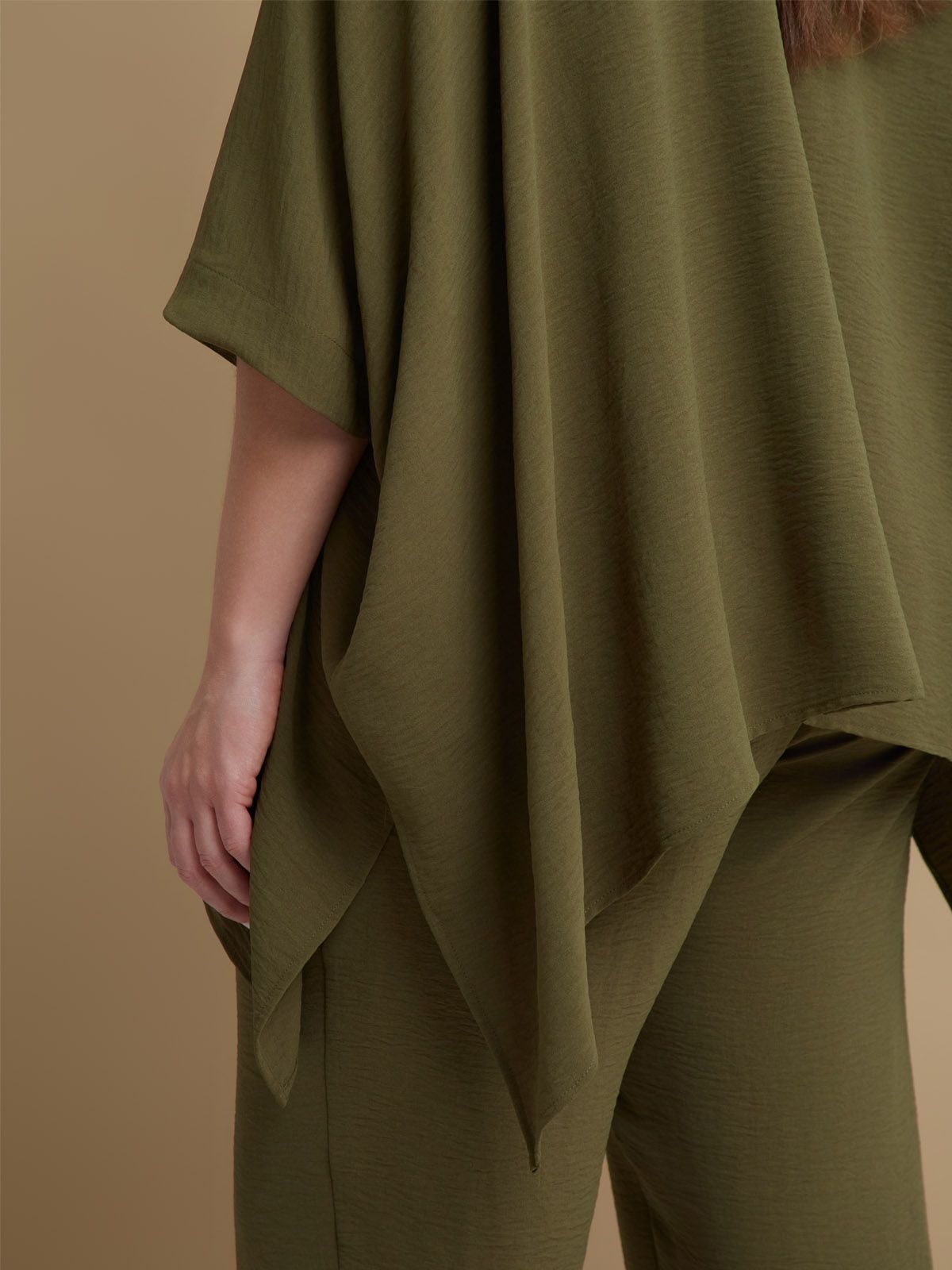 Essential airwashed crepe V-neck shirt with dipped sides