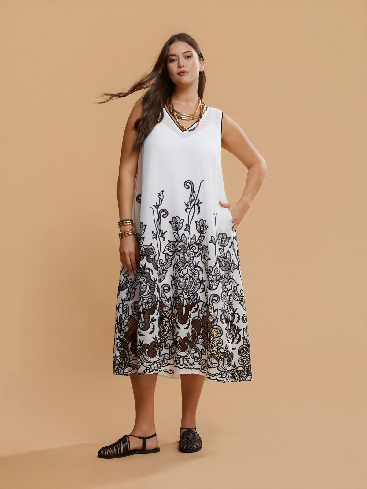 Cotton maxi sleeveless dress with embroidered motif