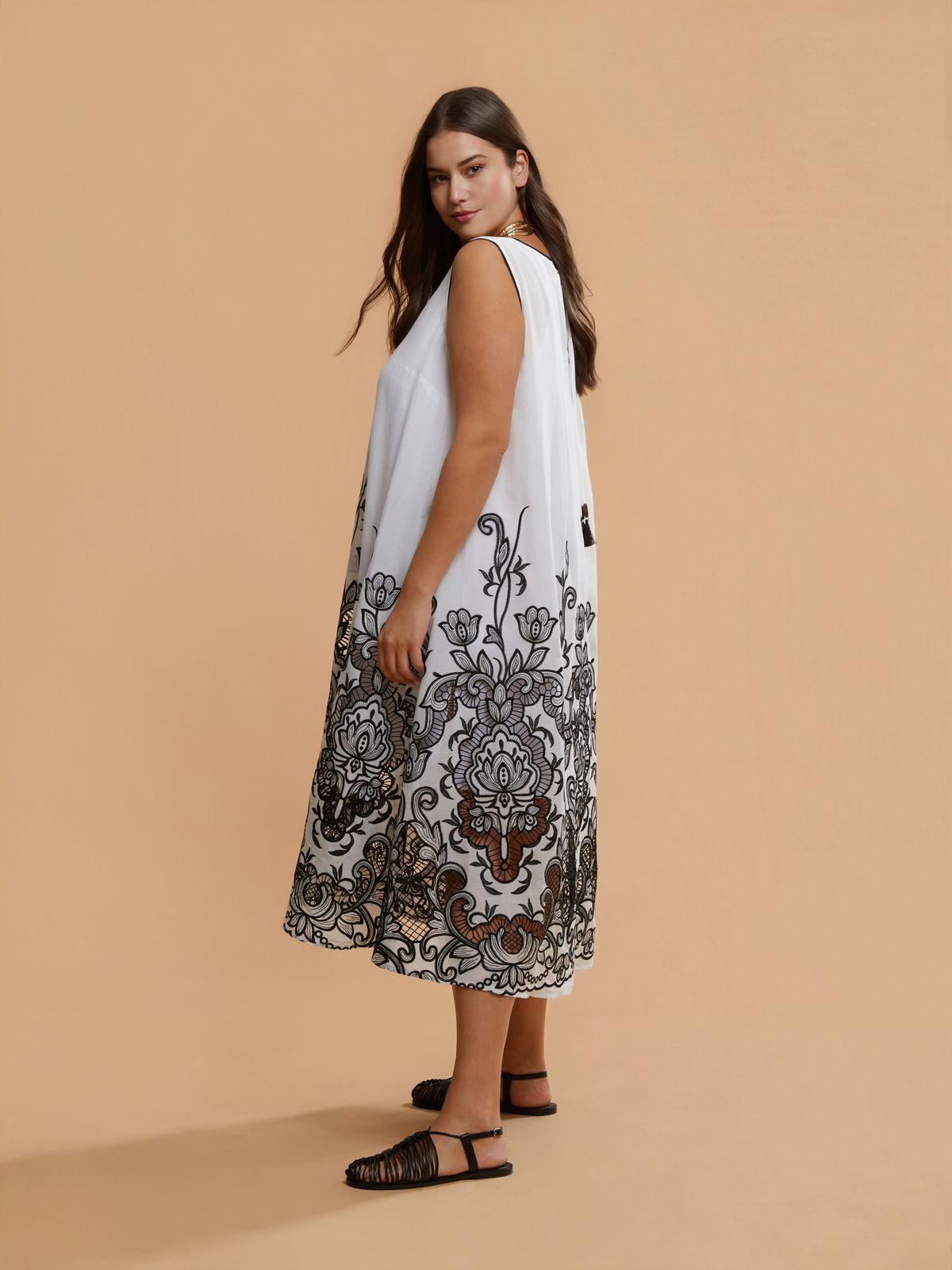 Cotton maxi sleeveless dress with embroidered motif