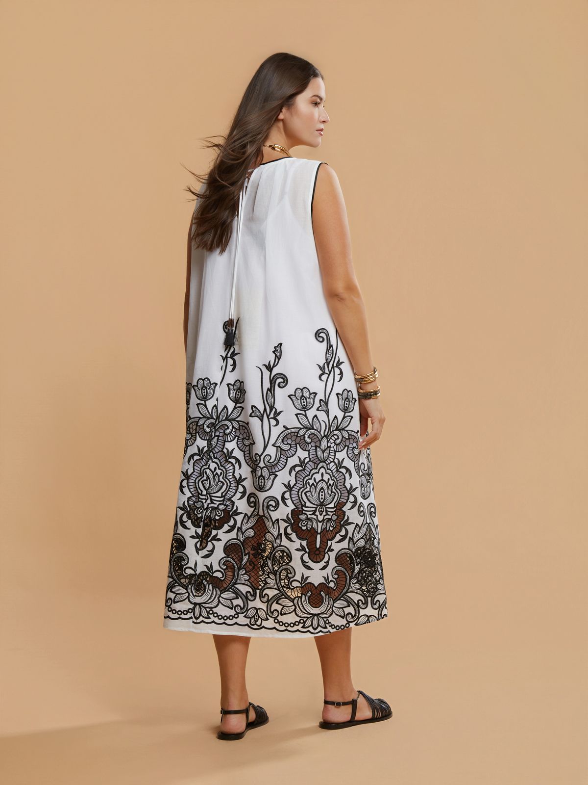 Cotton maxi sleeveless dress with embroidered motif