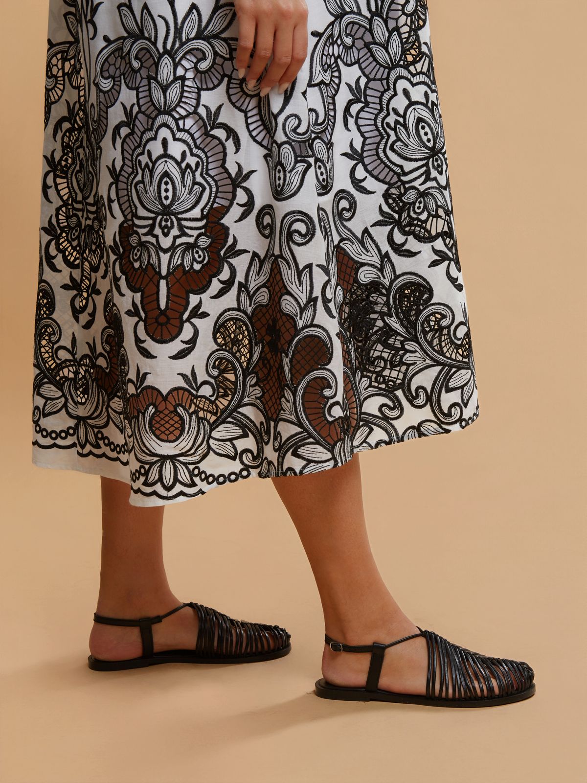 Cotton maxi sleeveless dress with embroidered motif