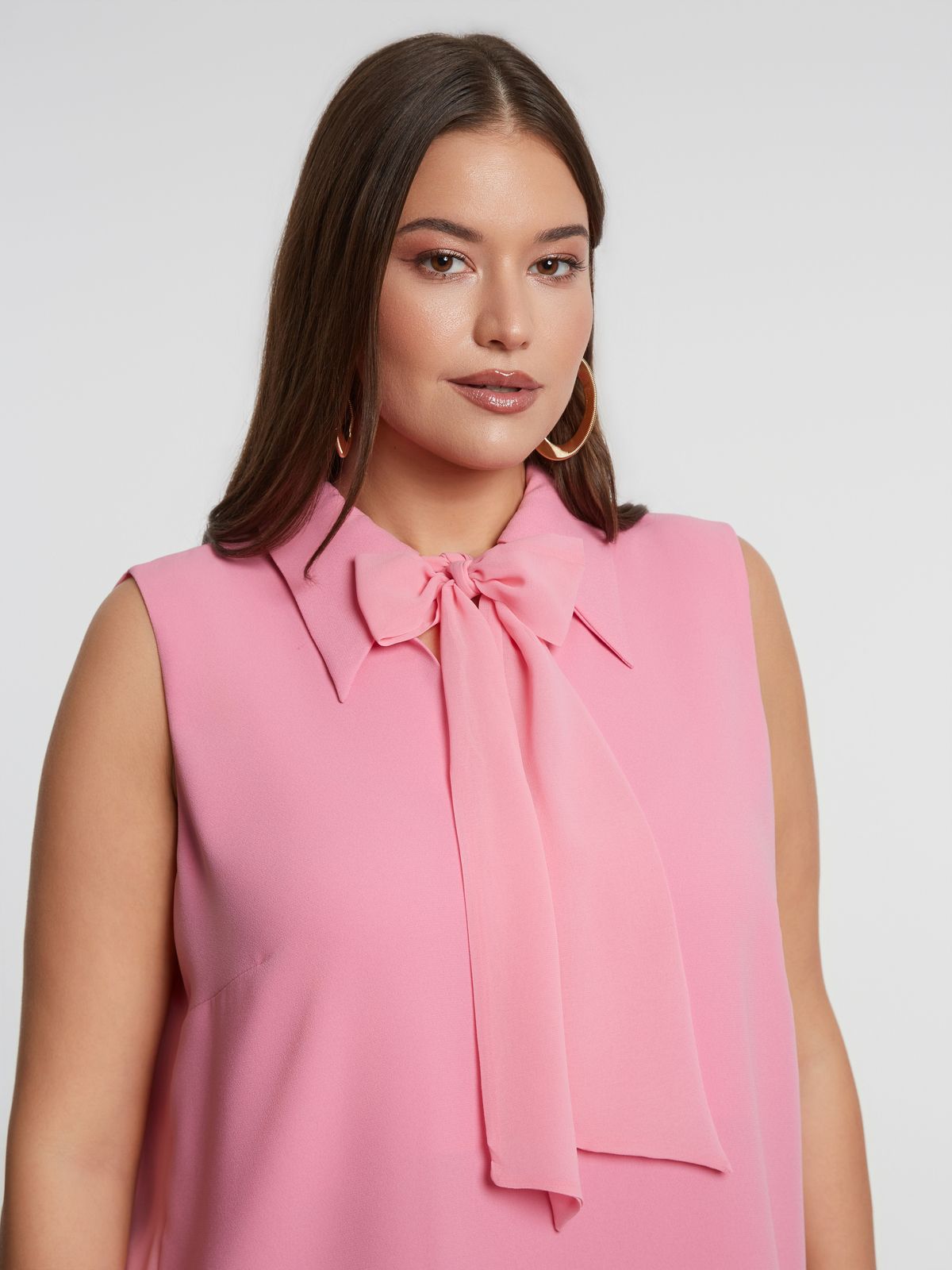 Sleeveless dress with tie neck detail