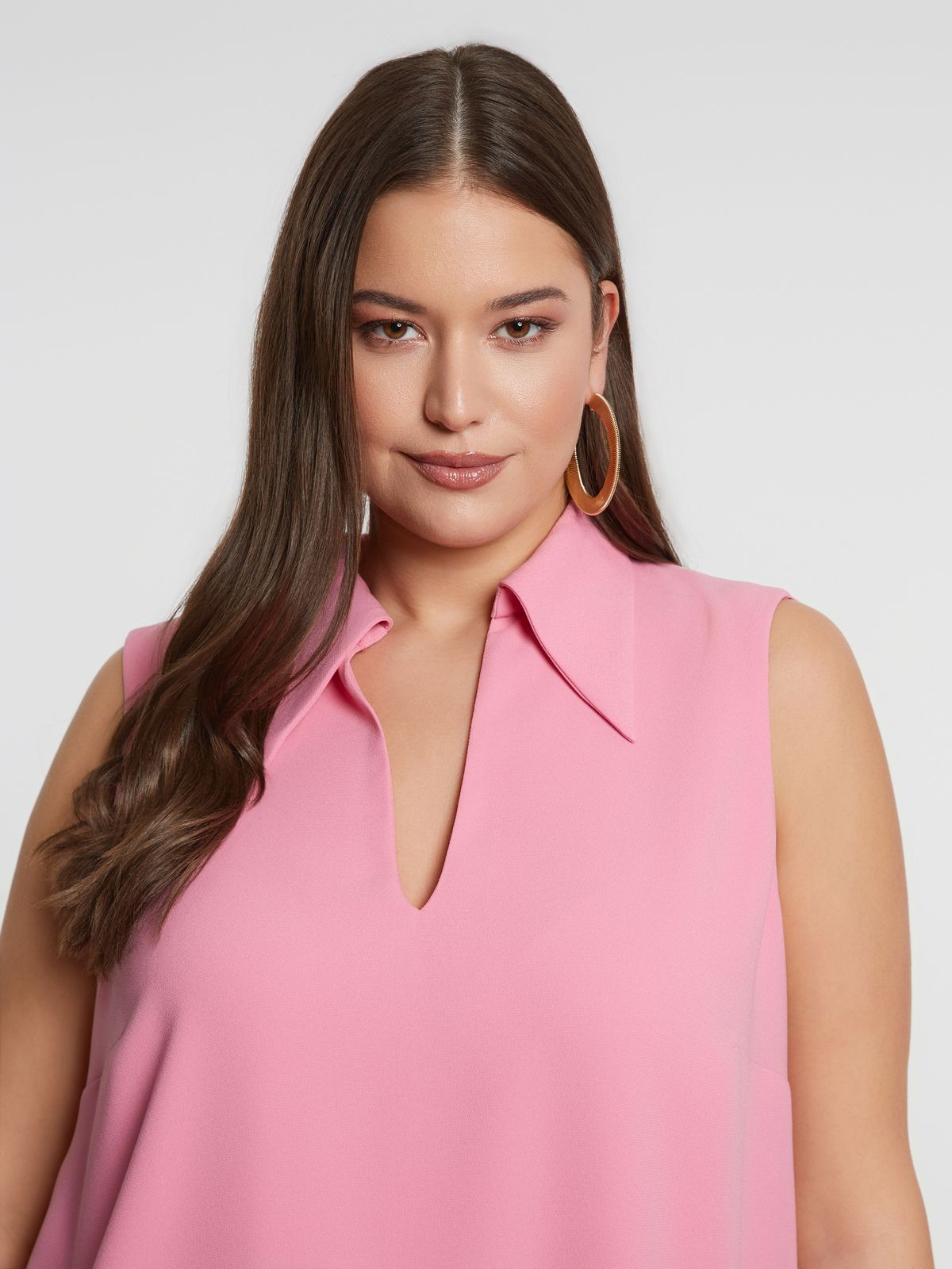 Sleeveless dress with tie neck detail