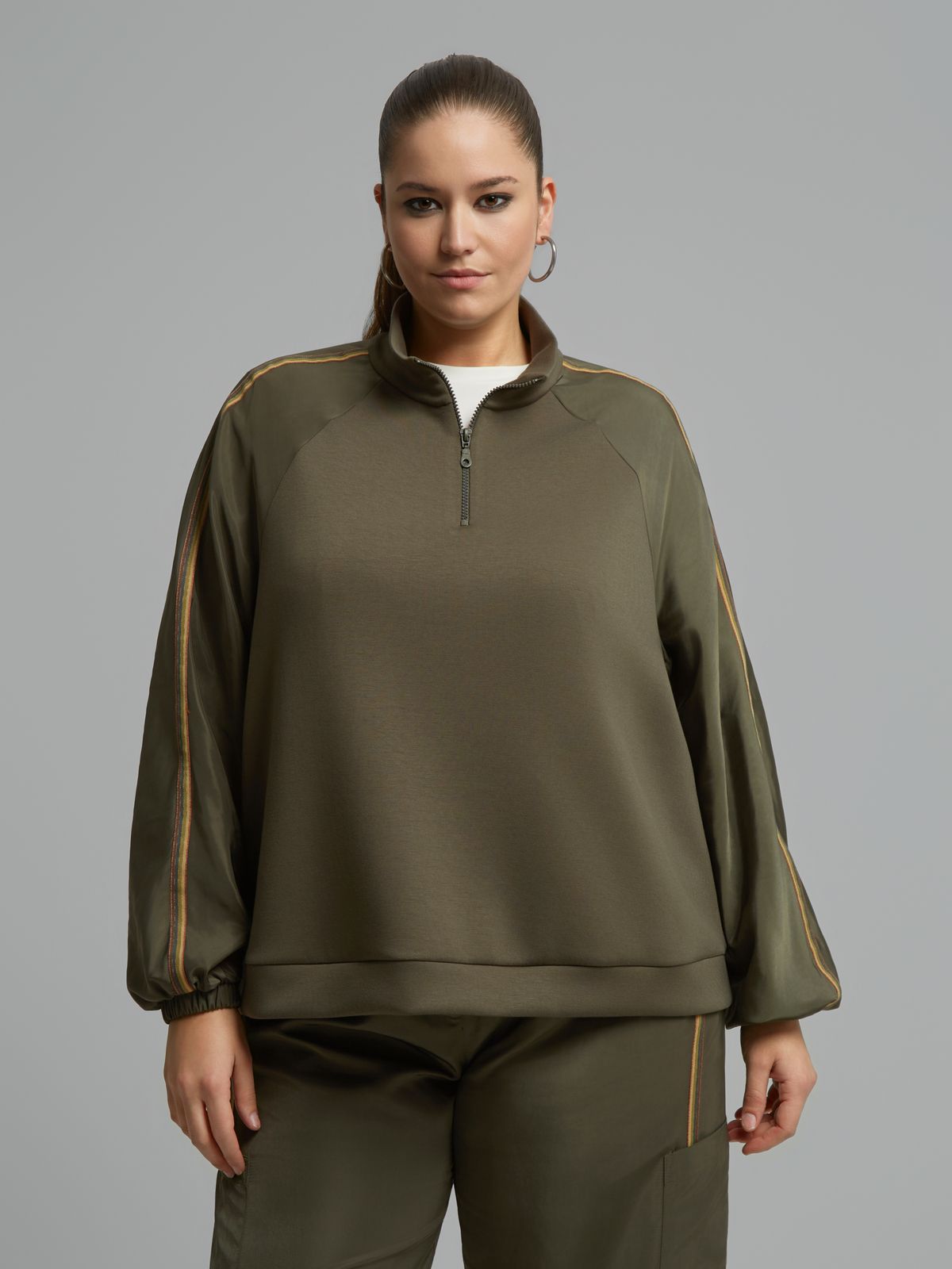 Half-zip sweatshirt with contrast sleeve detail