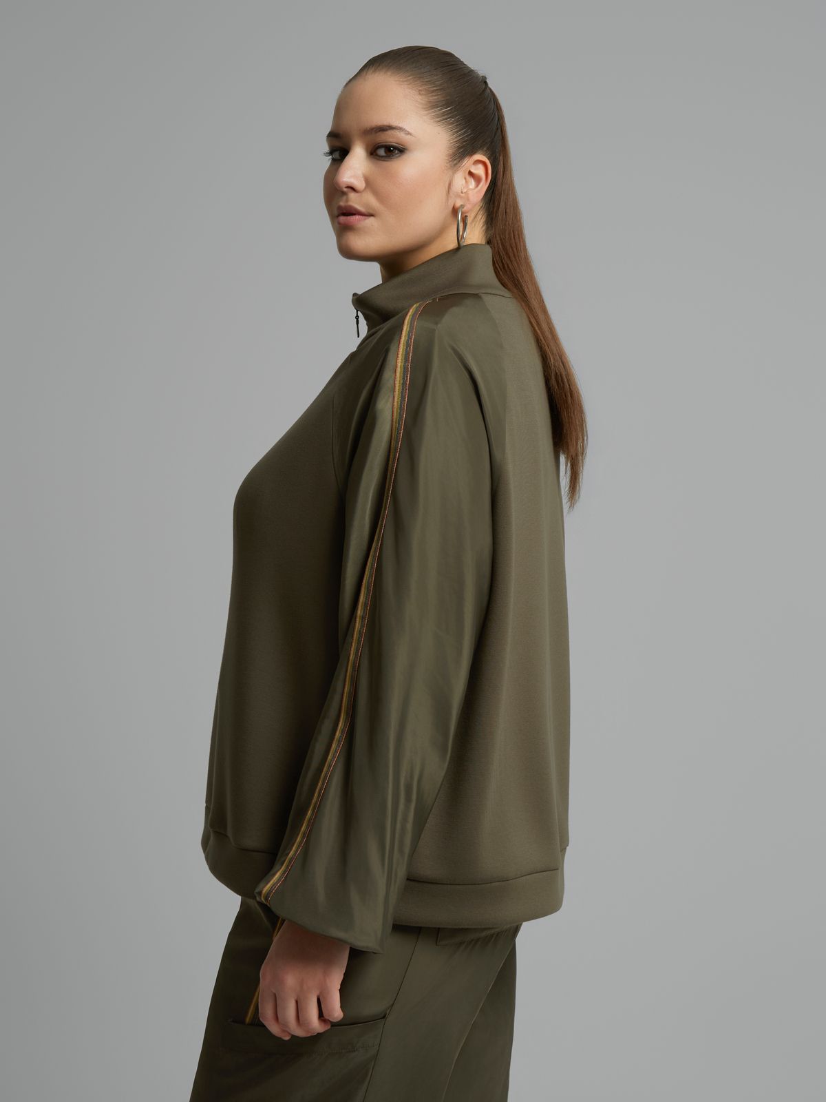 Half-zip sweatshirt with contrast sleeve detail
