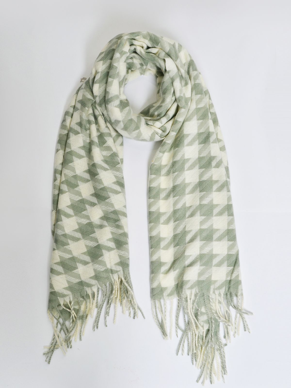 Check patterned fringed scarf