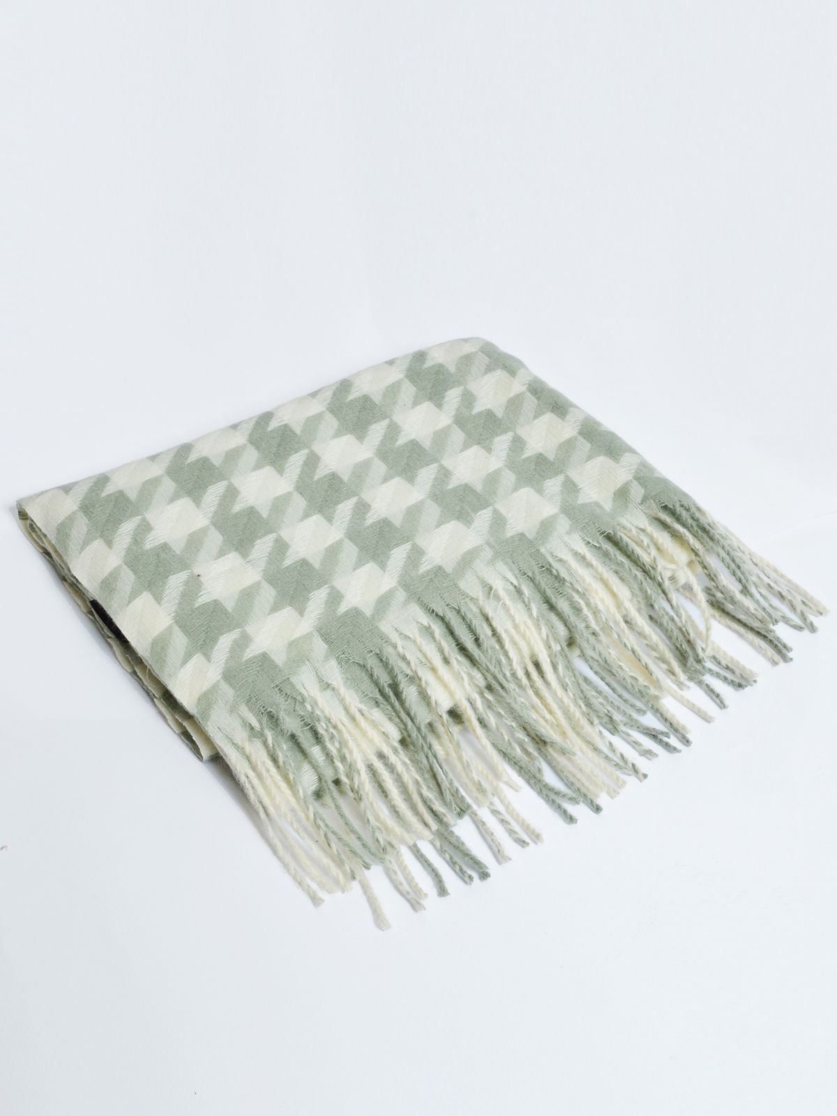 Check patterned fringed scarf