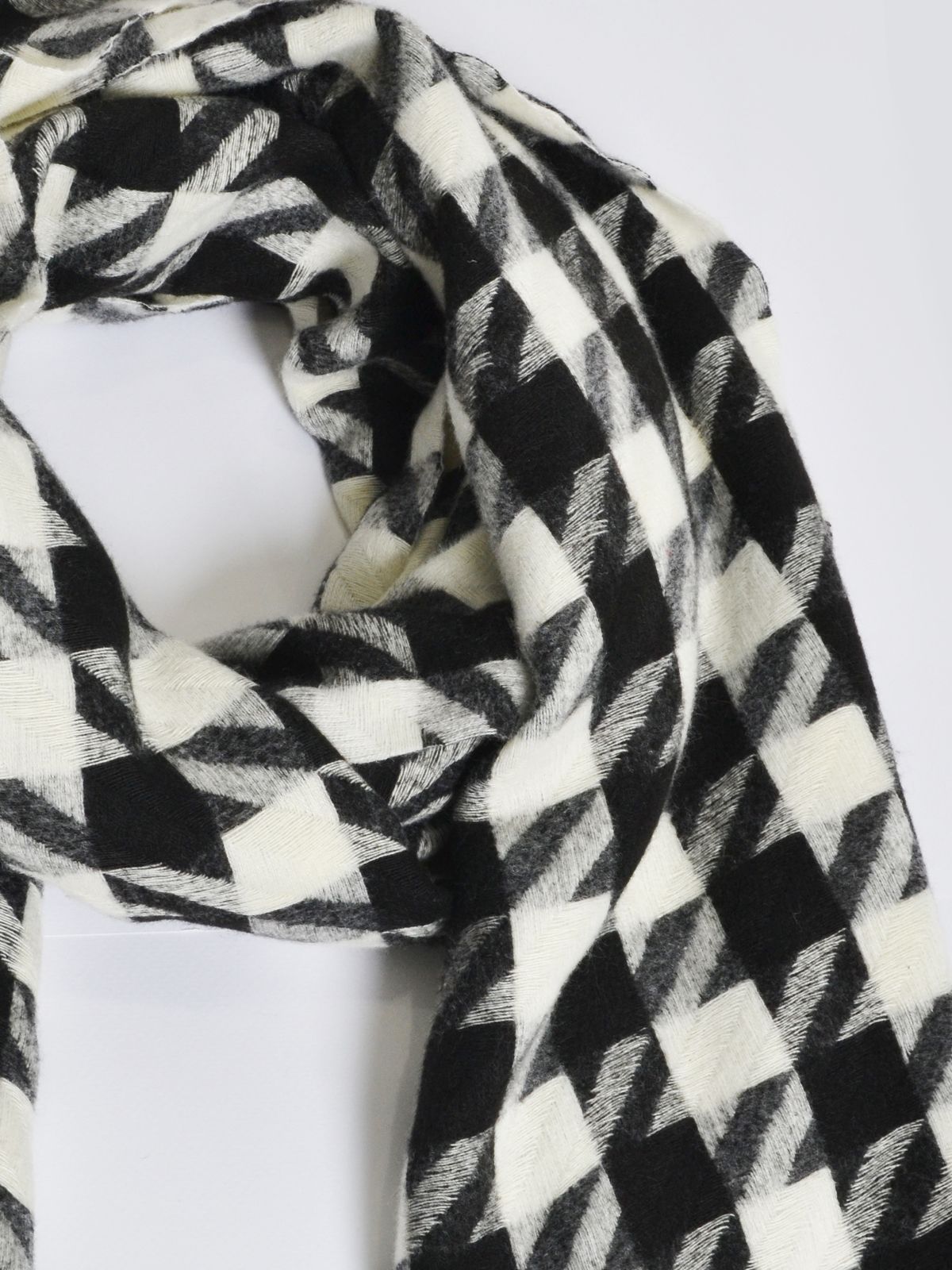 Check patterned fringed scarf