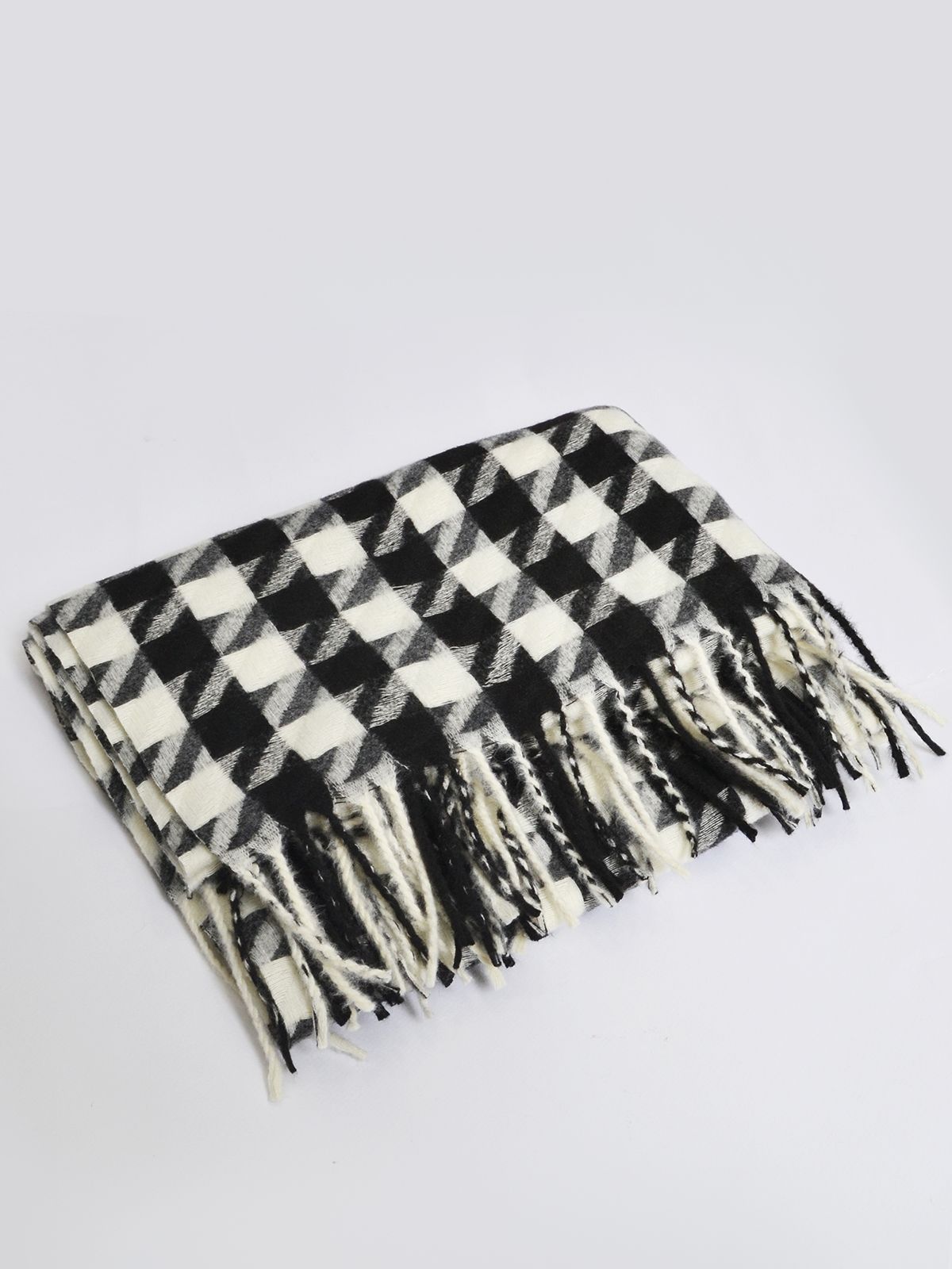Check patterned fringed scarf