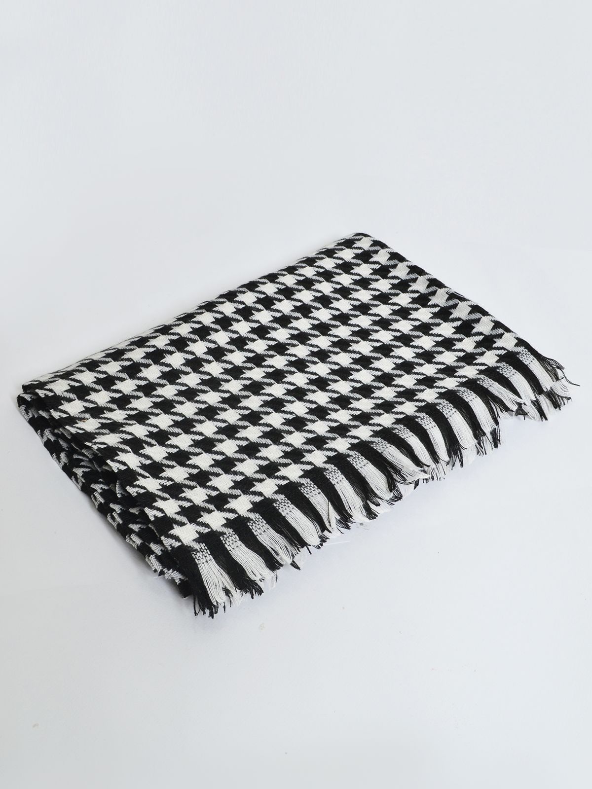 Houndstooth patterned fringed scarf