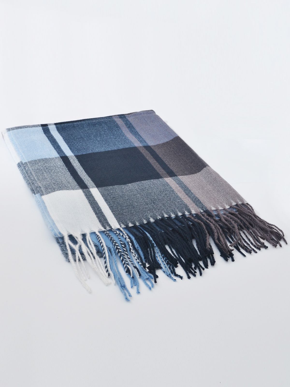 Plaid patterned scarf with fringes
