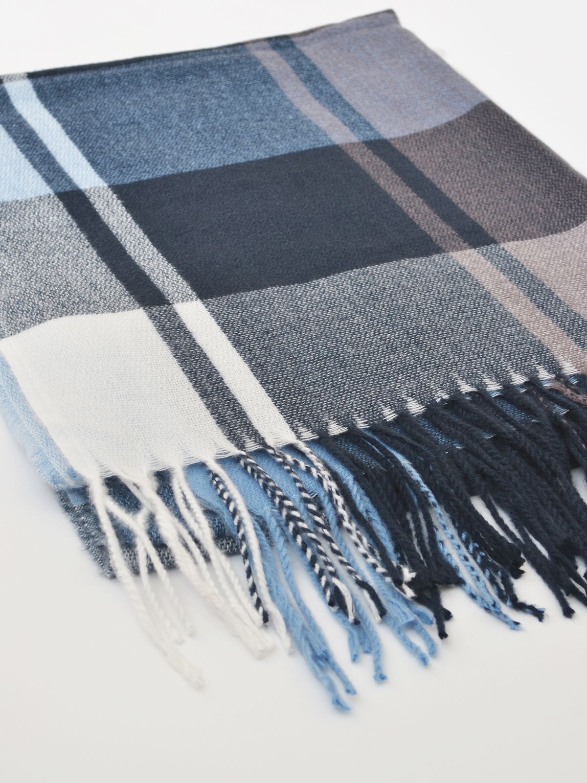 Plaid patterned scarf with fringes