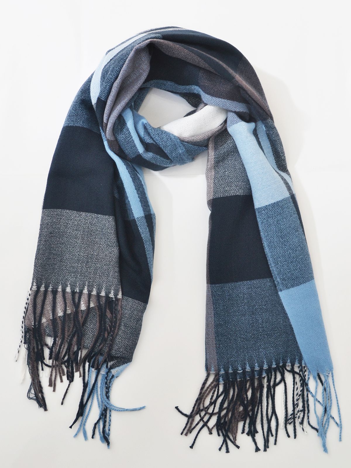 Plaid patterned scarf with fringes