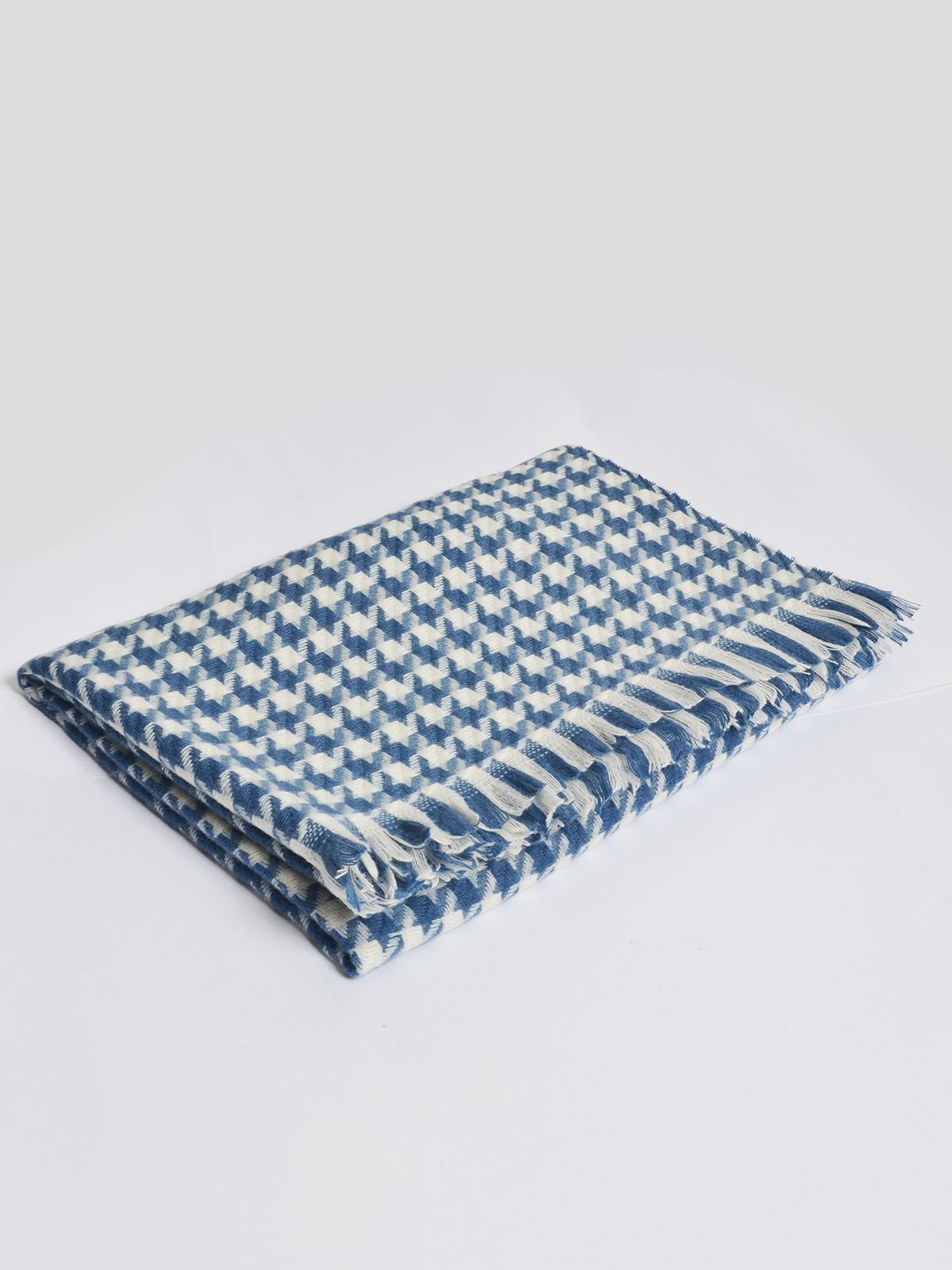 Houndstooth patterned fringed scarf