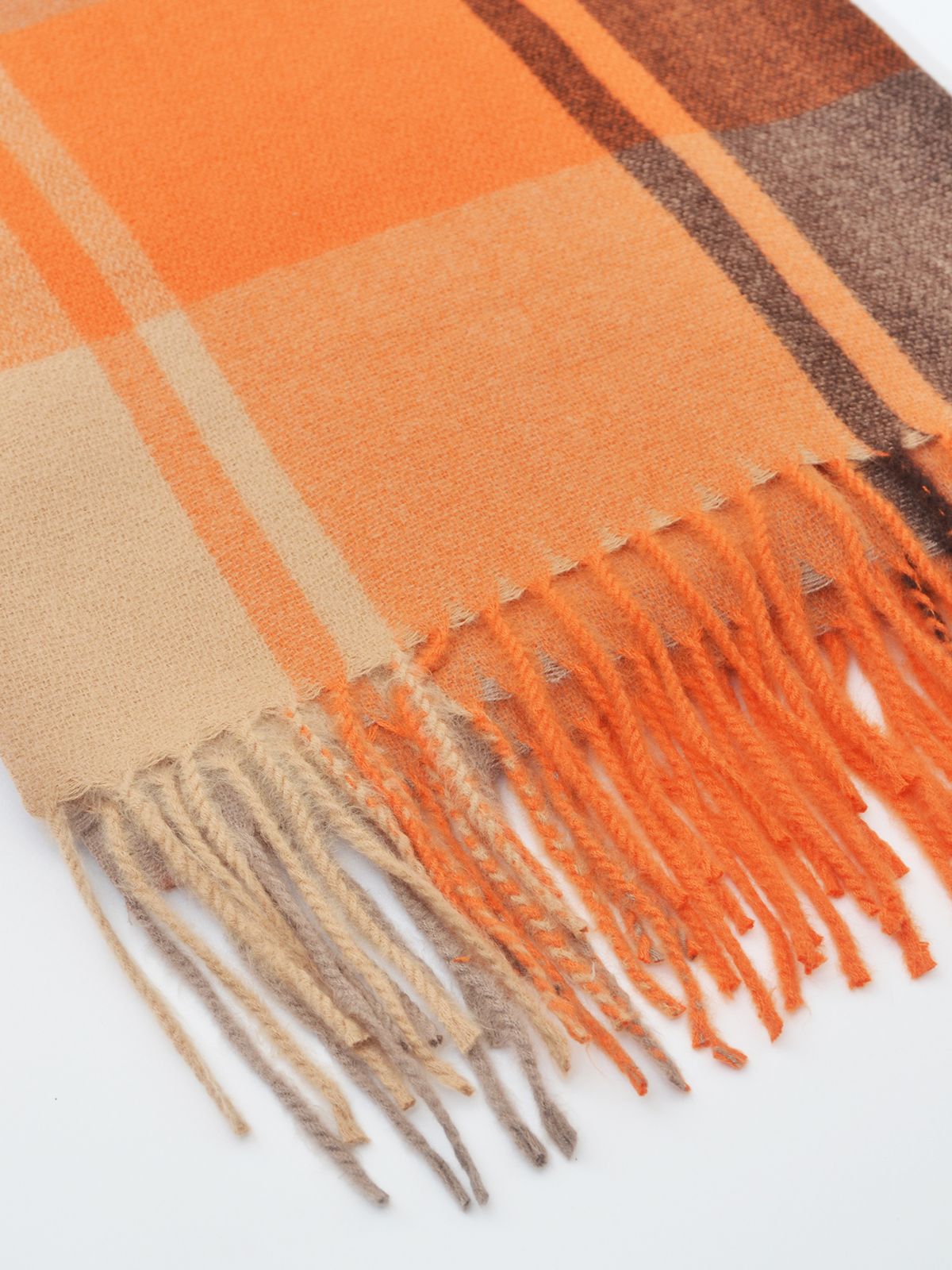Plaid patterned scarf with fringes