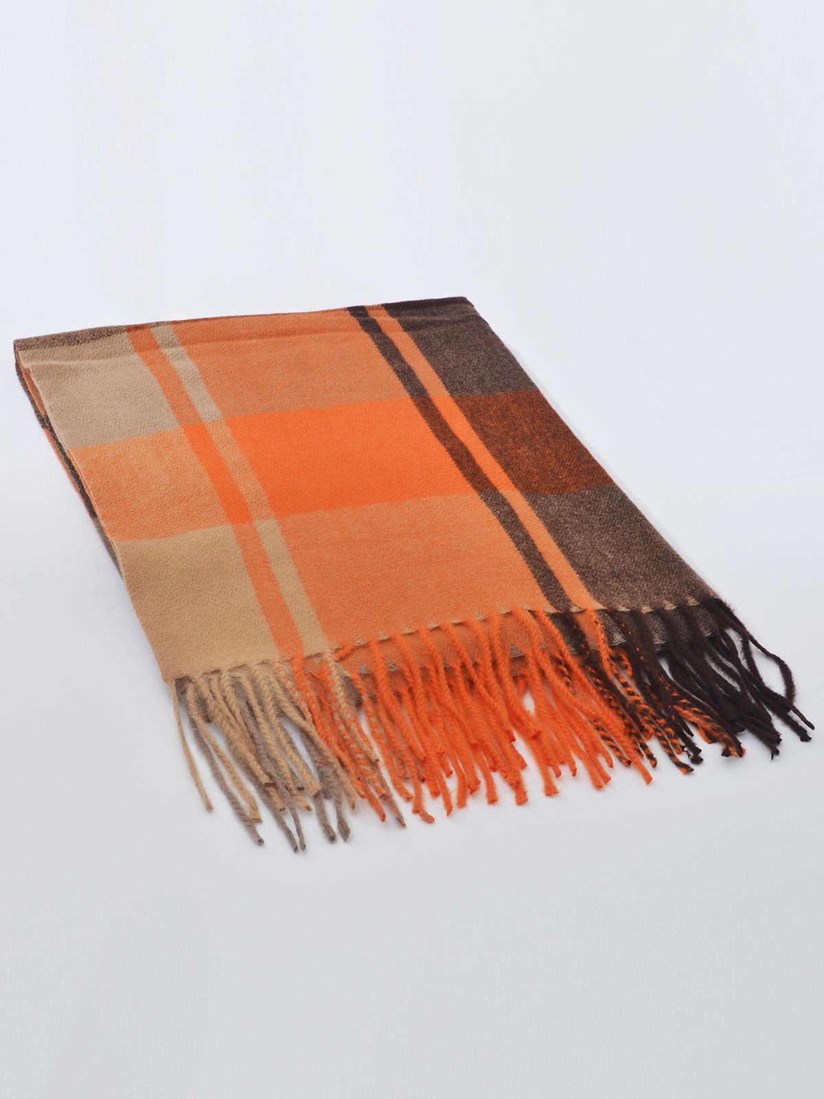 Plaid patterned scarf with fringes